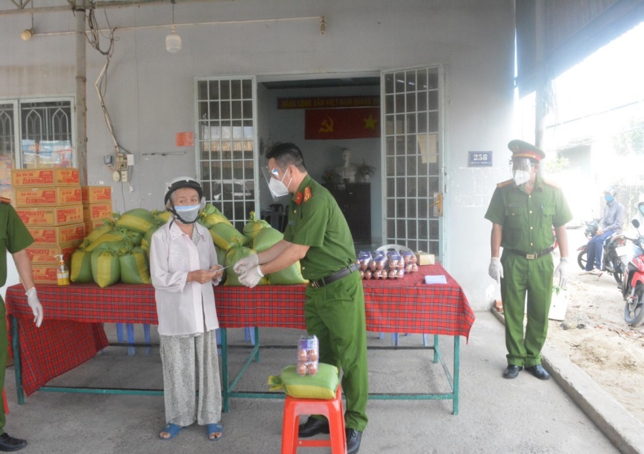 TP.HCM: Một chiến sĩ Công an nén nỗi đau mất mẹ để tiếp tục làm nhiệm vụ chống dịch Covid-19 - Ảnh 3.