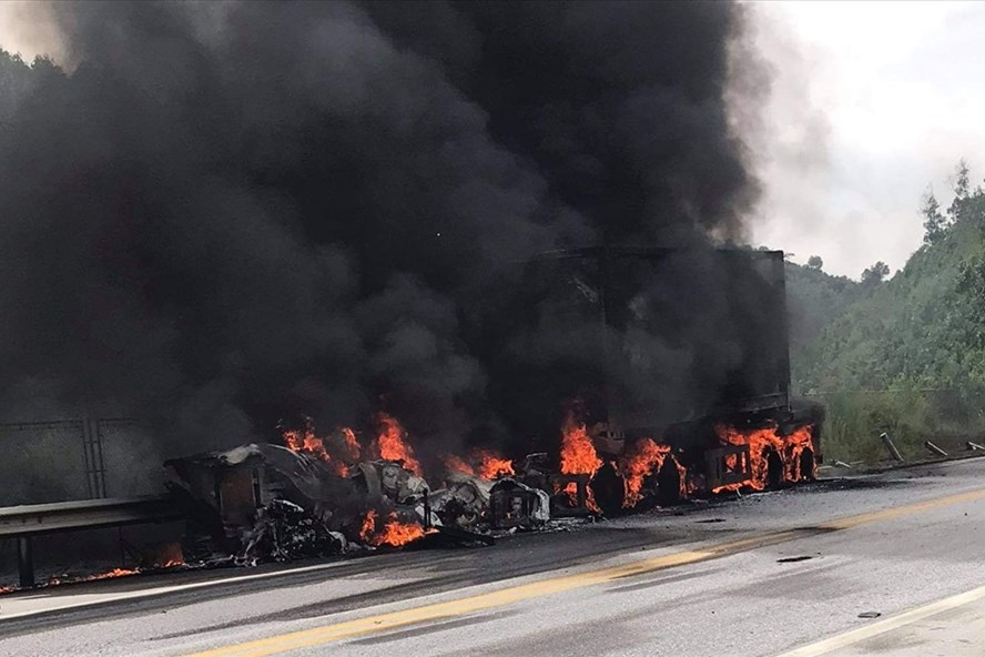 Cháy xe bồn chở dầu kinh hoàng trên cao tốc Nội Bài - Lào Cai - Ảnh 1.