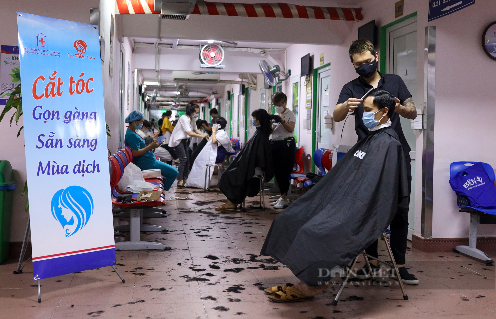 &quot;Salon tóc đặc biệt&quot; cho những y bác sỹ lên đường chống dịch Covid-19 tại Hà Nội - Ảnh 1.