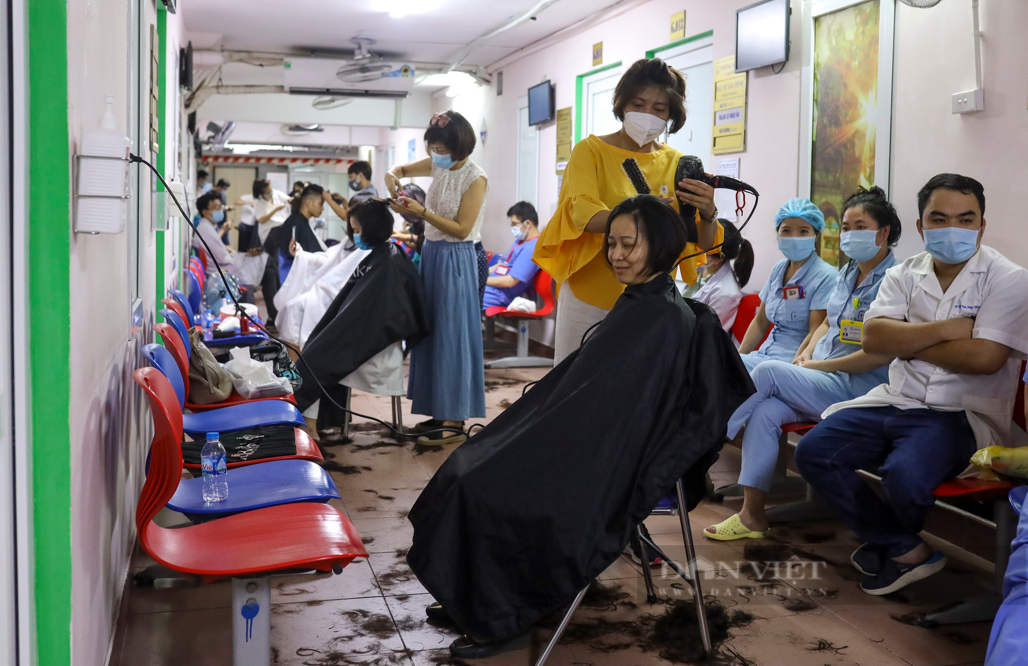 &quot;Salon tóc đặc biệt&quot; cho những y bác sỹ lên đường chống dịch Covid-19 tại Hà Nội - Ảnh 2.