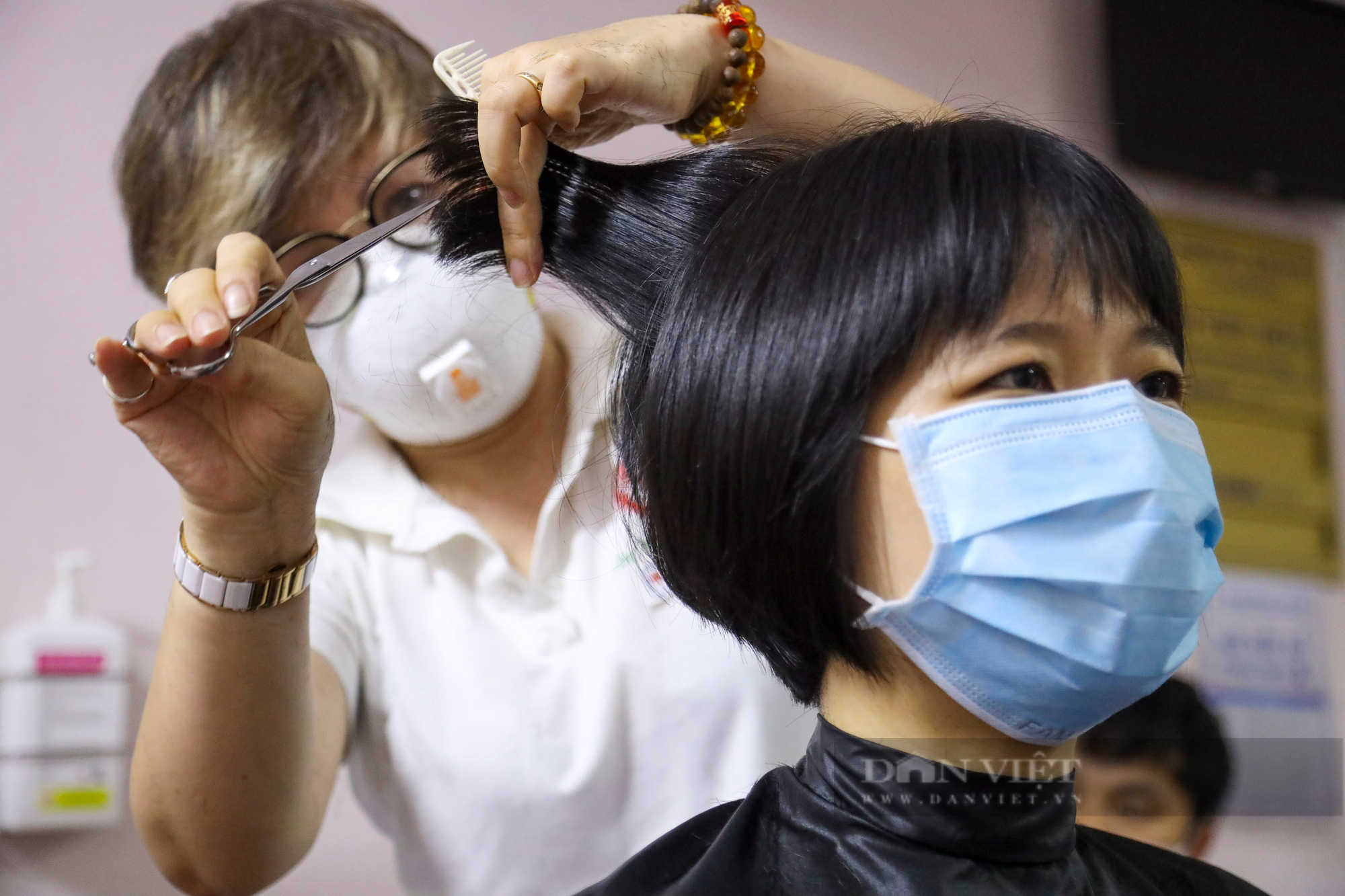 &quot;Salon tóc đặc biệt&quot; cho những y bác sỹ lên đường chống dịch Covid-19 tại Hà Nội - Ảnh 4.