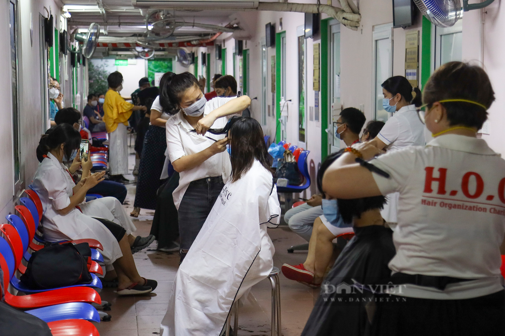 &quot;Salon tóc đặc biệt&quot; cho những y bác sỹ lên đường chống dịch Covid-19 tại Hà Nội - Ảnh 6.
