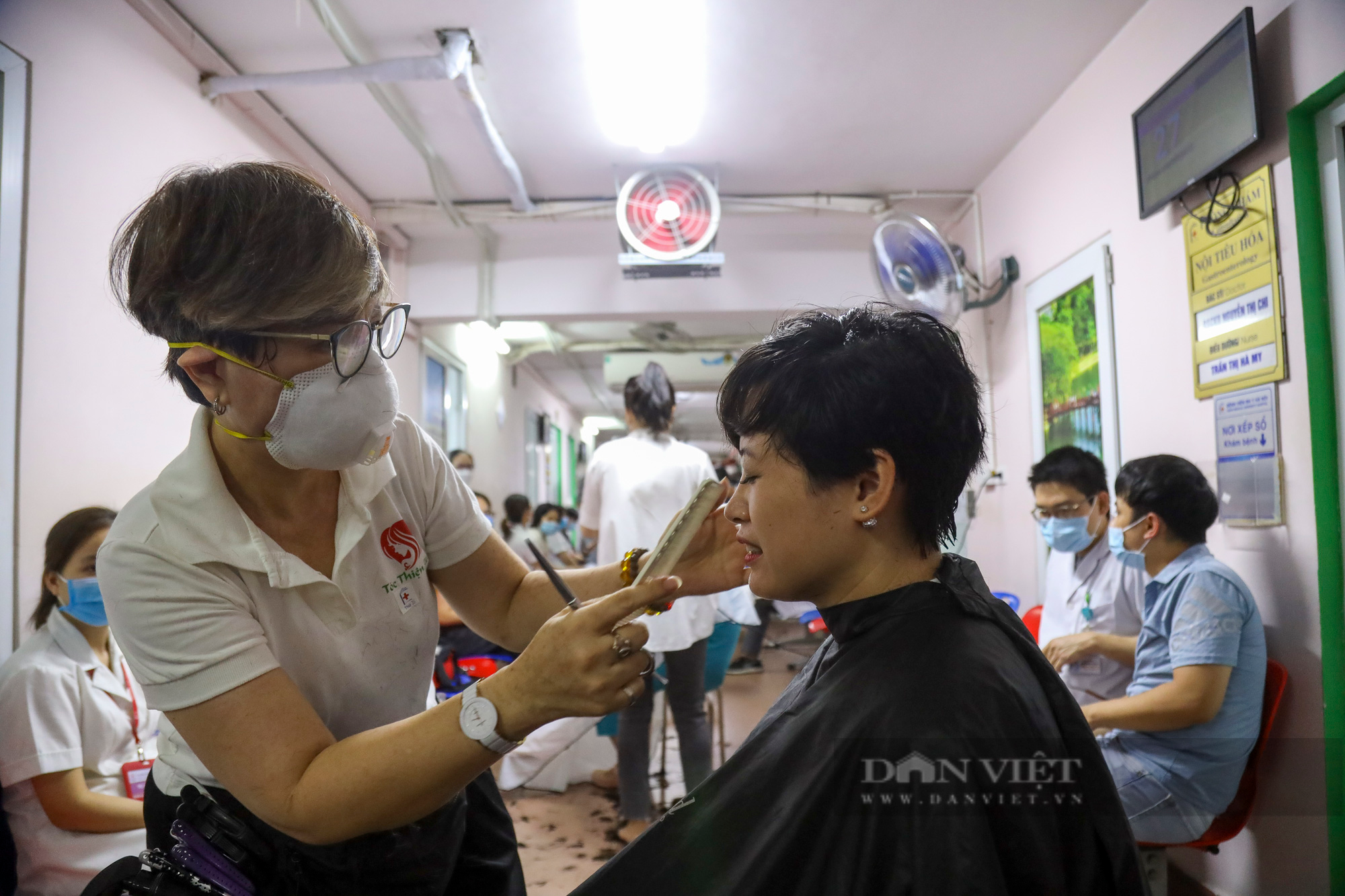 &quot;Salon tóc đặc biệt&quot; cho những y bác sỹ lên đường chống dịch Covid-19 tại Hà Nội - Ảnh 9.