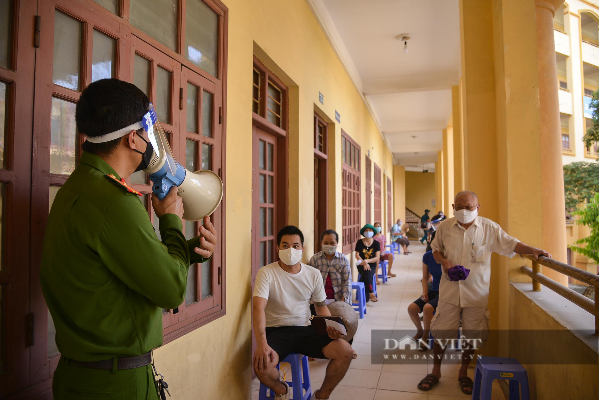 Hà Nội: Tiếp tục lấy mẫu xét nghiệm Covid-19 diện rộng cho toàn bộ cư dân phường Minh Khai - Ảnh 4.