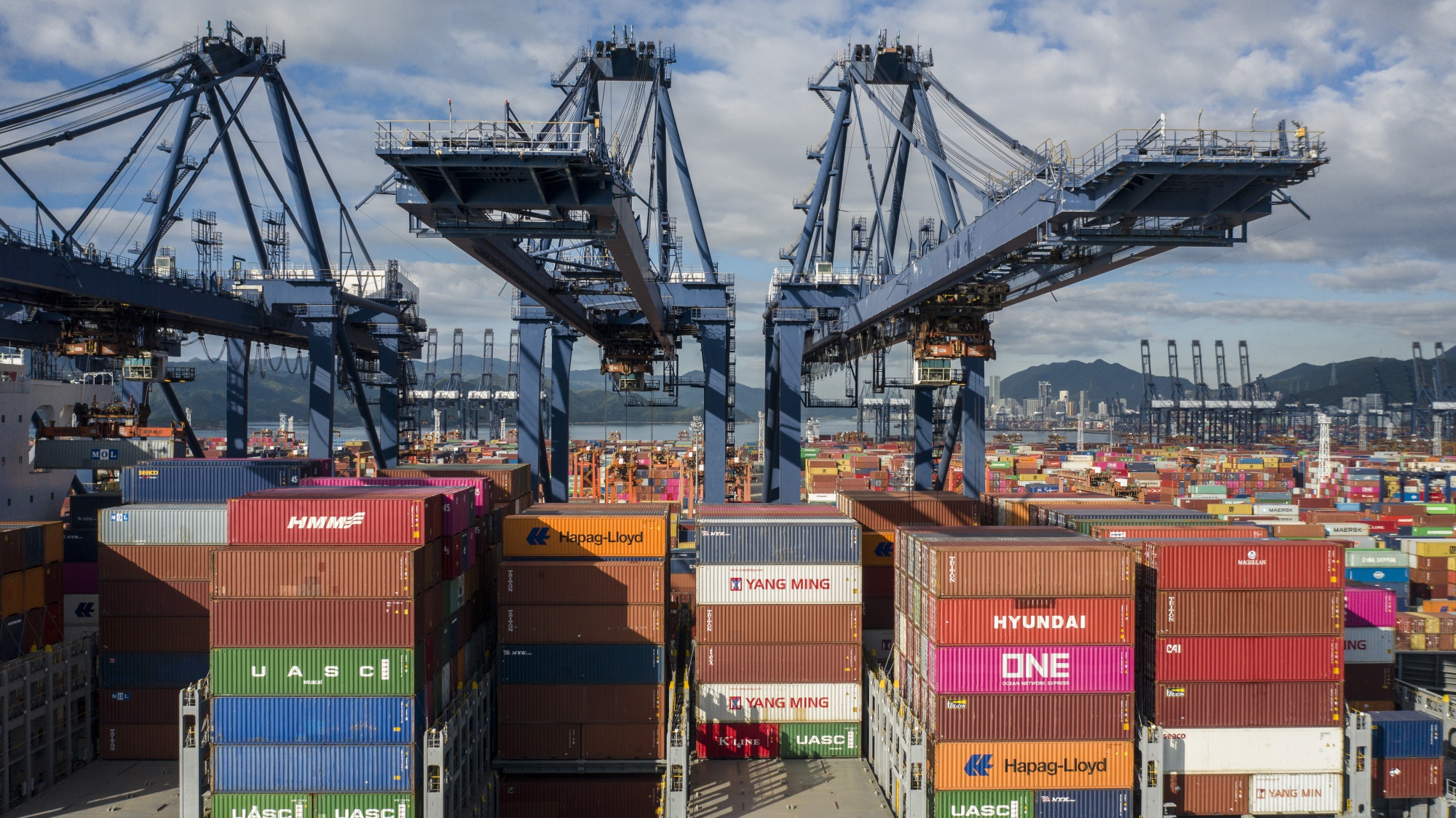 Trung Quốc đóng cửa một phần cảng container bận rộn thứ 3 thế giới vì dịch - Ảnh 1.