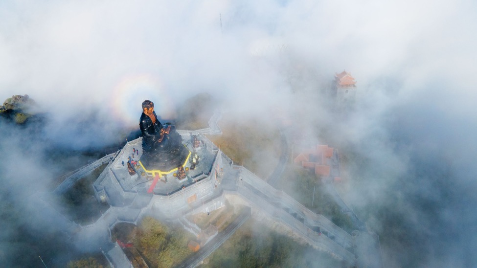 Thăm chốn bồng lai trên những đỉnh thiêng của Việt Nam - Ảnh 2.