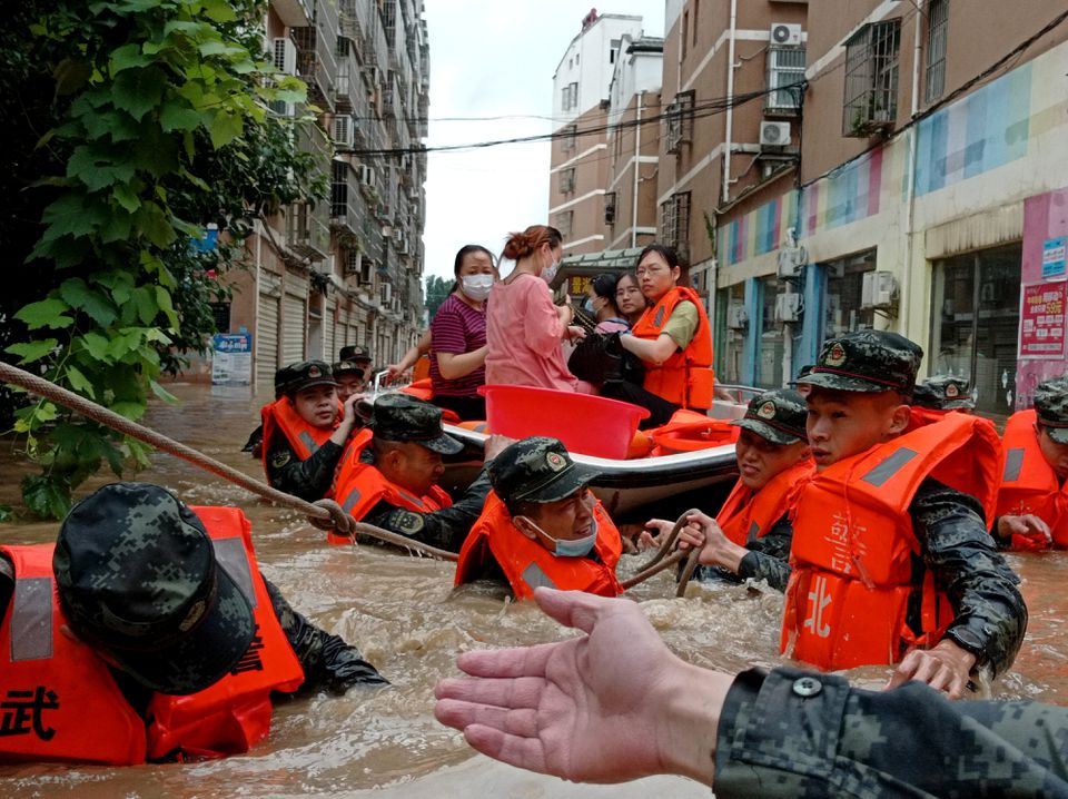Trung Quốc đưa ra cảnh báo sau khi số người chết vì lũ lụt đã lên tới 21  - Ảnh 1.