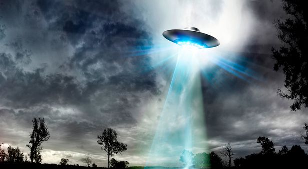 'UFO màu xanh kì lạ’ được nhìn thấy những 2 lần ở Canada - Ảnh 1.