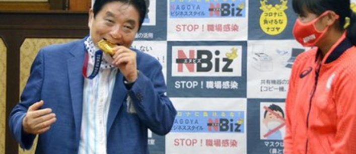 Cắn gãy HCV Olympic, thị trưởng của Nhật bị chỉ trích &quot;thiếu chuẩn mực&quot; - Ảnh 1.