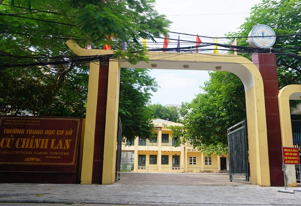Phụ huynh bức xúc vì TP Thanh Hóa cấm cửa học sinh 2 phường học trái tuyến - Ảnh 1.