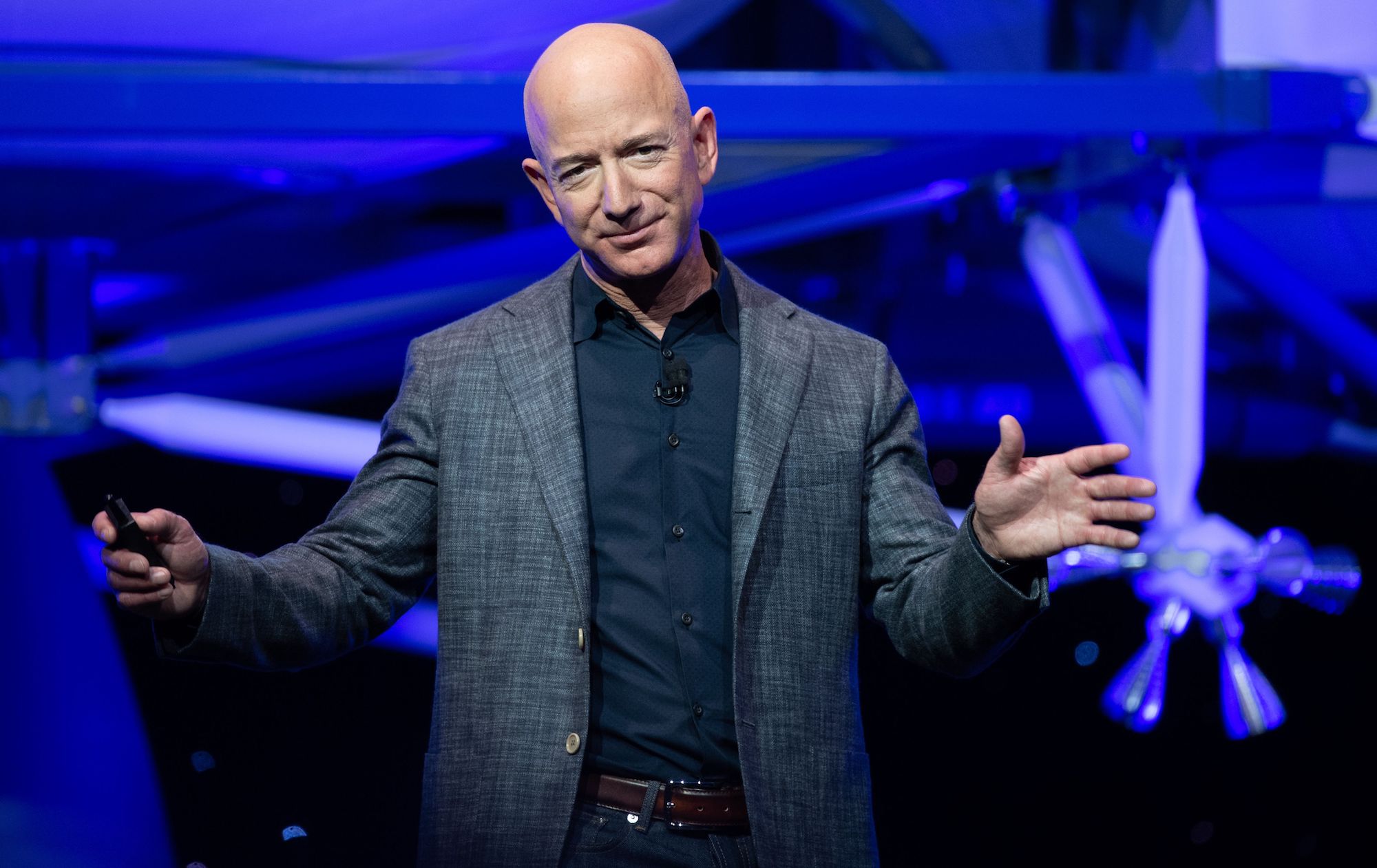 Jeff Bezos, nhà sáng lập kiêm CEO Amazon từ triệu phú thành tỷ phú ở tuổi 35. Ảnh: @Pixabay.