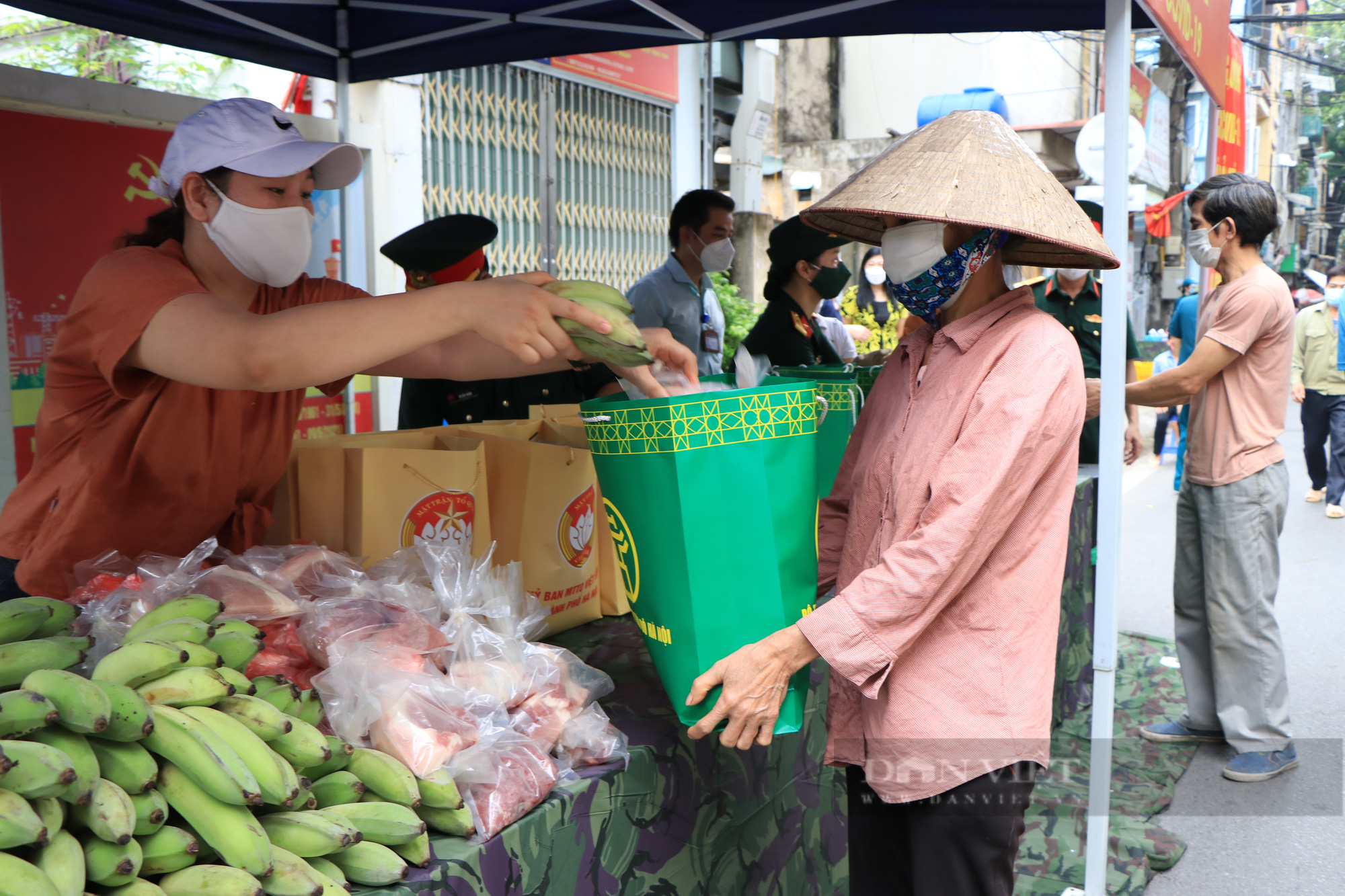 Hà Nội: Xúc động bữa cơm có thịt &quot;0 đồng&quot; của những người lao động nghèo chợ Long Biên - Ảnh 2.