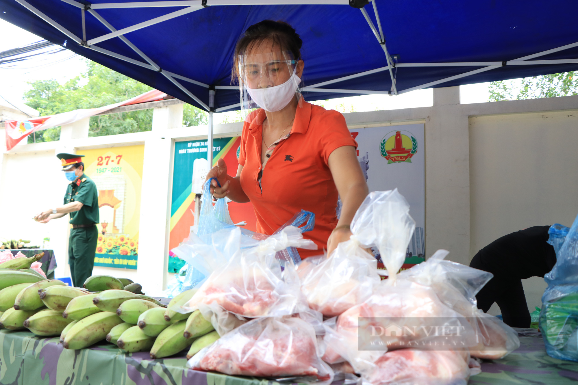 Hà Nội: Xúc động bữa cơm có thịt &quot;0 đồng&quot; của những người lao động nghèo chợ Long Biên - Ảnh 3.