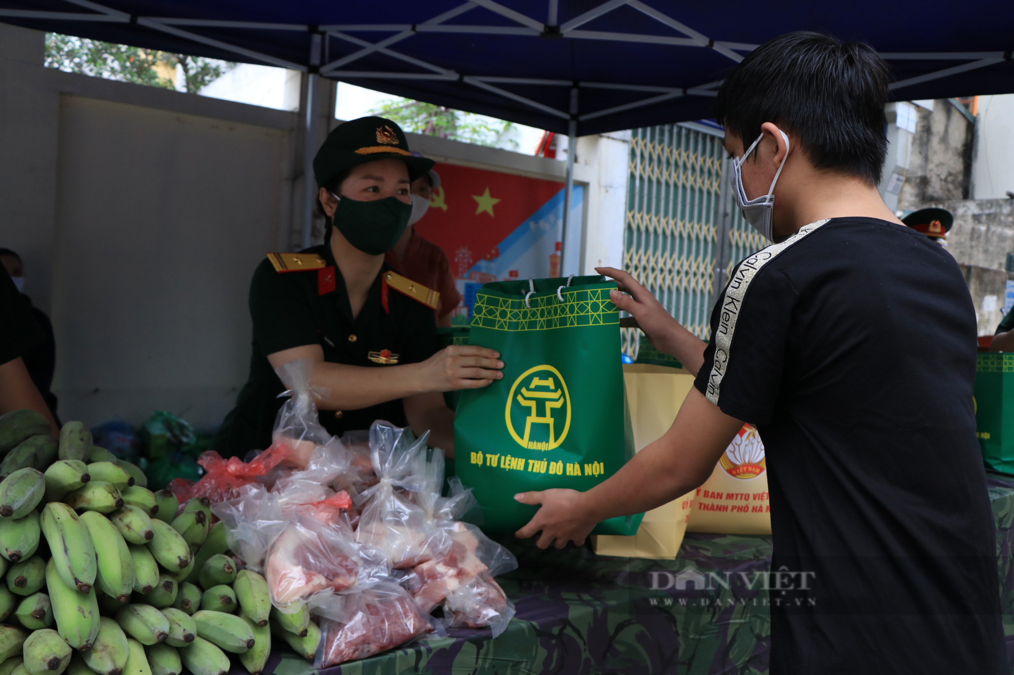 Hà Nội: Xúc động bữa cơm có thịt &quot;0 đồng&quot; của những người lao động nghèo chợ Long Biên - Ảnh 6.