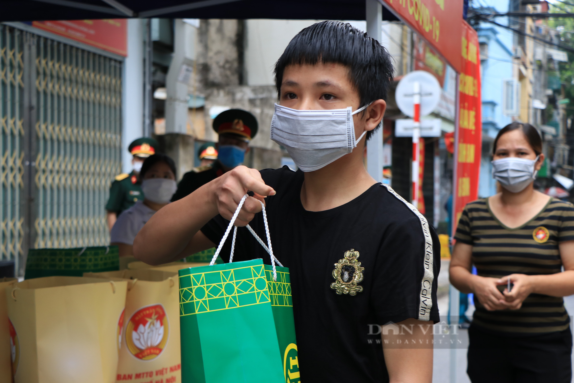 Hà Nội: Xúc động bữa cơm có thịt &quot;0 đồng&quot; của những người lao động nghèo chợ Long Biên - Ảnh 7.