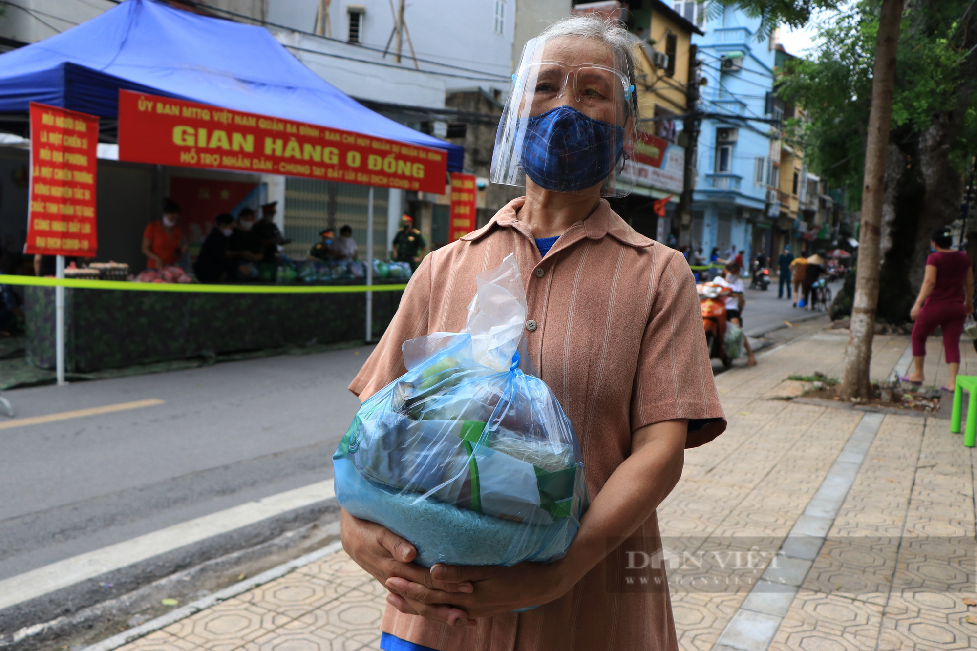 Hà Nội: Xúc động bữa cơm có thịt &quot;0 đồng&quot; của những người lao động nghèo chợ Long Biên - Ảnh 8.