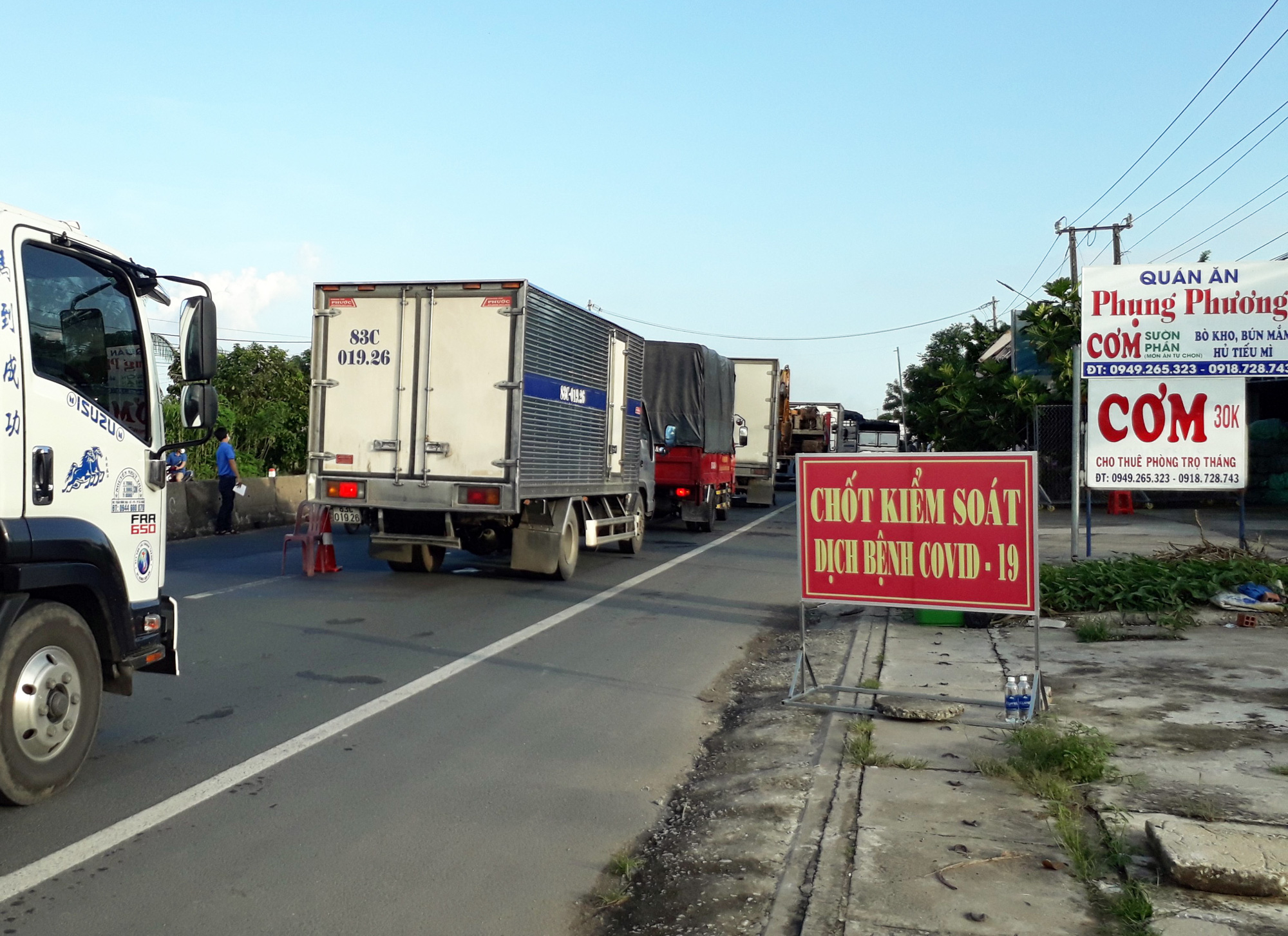 Bạc Liêu: Nhóm thanh niên đe dọa, chém người thi hành công vụ tại chốt kiểm soát - Ảnh 1.