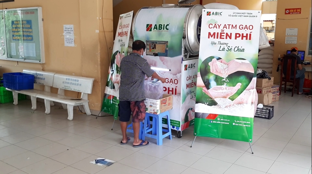 Bảo hiểm Agribank lắp máy ATM gạo miễn phí hỗ trợ người dân TP.HCM khó khăn - Ảnh 3.