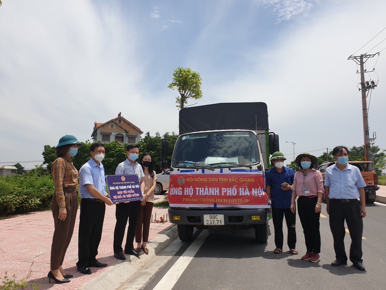 Dịch Covid-19: Hội Nông dân Bắc Giang tặng mỳ Chũ đặc sản cho nông dân Hà Nội - Ảnh 1.