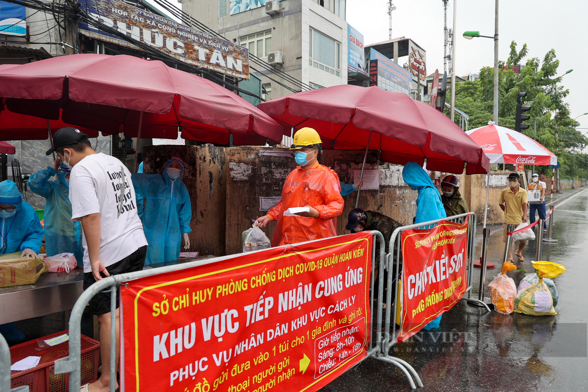 Hà Nội: Hàng dài người dân xếp hàng dưới mưa gửi đồ tiếp tế vào khu vực phong tỏa phường Chương Dương - Ảnh 1.