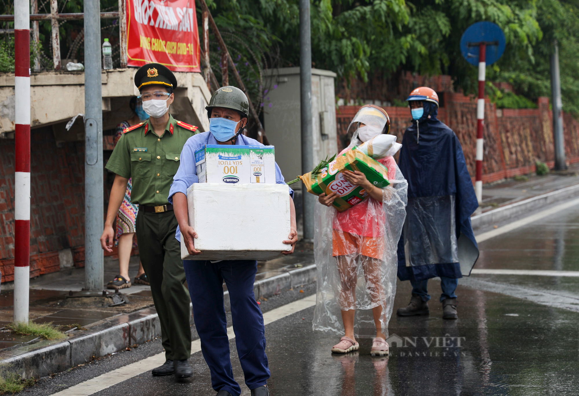 Hà Nội: Hàng dài người dân xếp hàng dưới mưa gửi đồ tiếp tế vào khu vực phong tỏa phường Chương Dương - Ảnh 2.