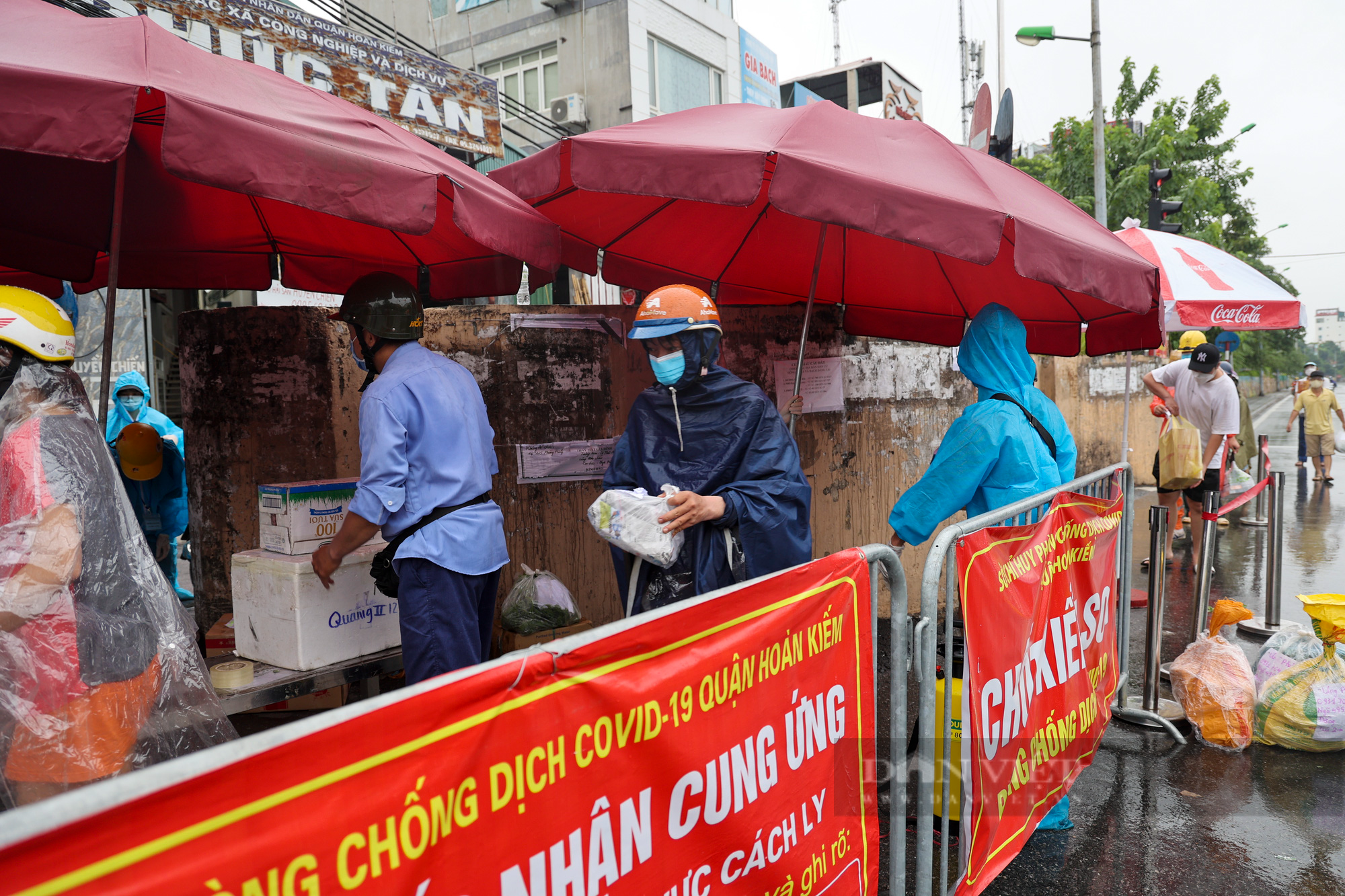 Hà Nội: Hàng dài người dân xếp hàng dưới mưa gửi đồ tiếp tế vào khu vực phong tỏa phường Chương Dương - Ảnh 4.