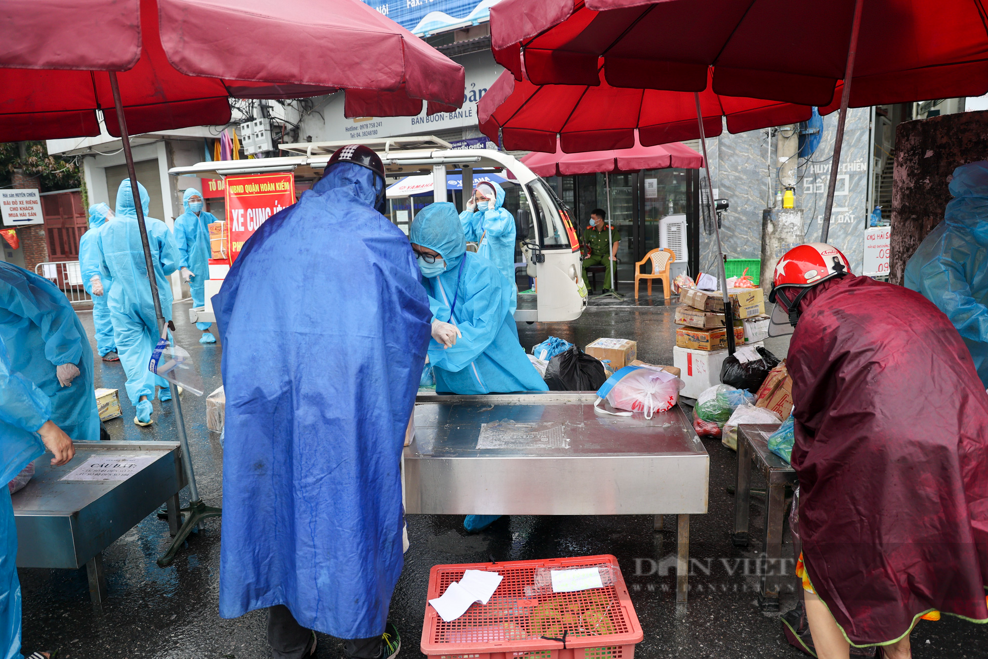 Hà Nội: Hàng dài người dân xếp hàng dưới mưa gửi đồ tiếp tế vào khu vực phong tỏa phường Chương Dương - Ảnh 5.