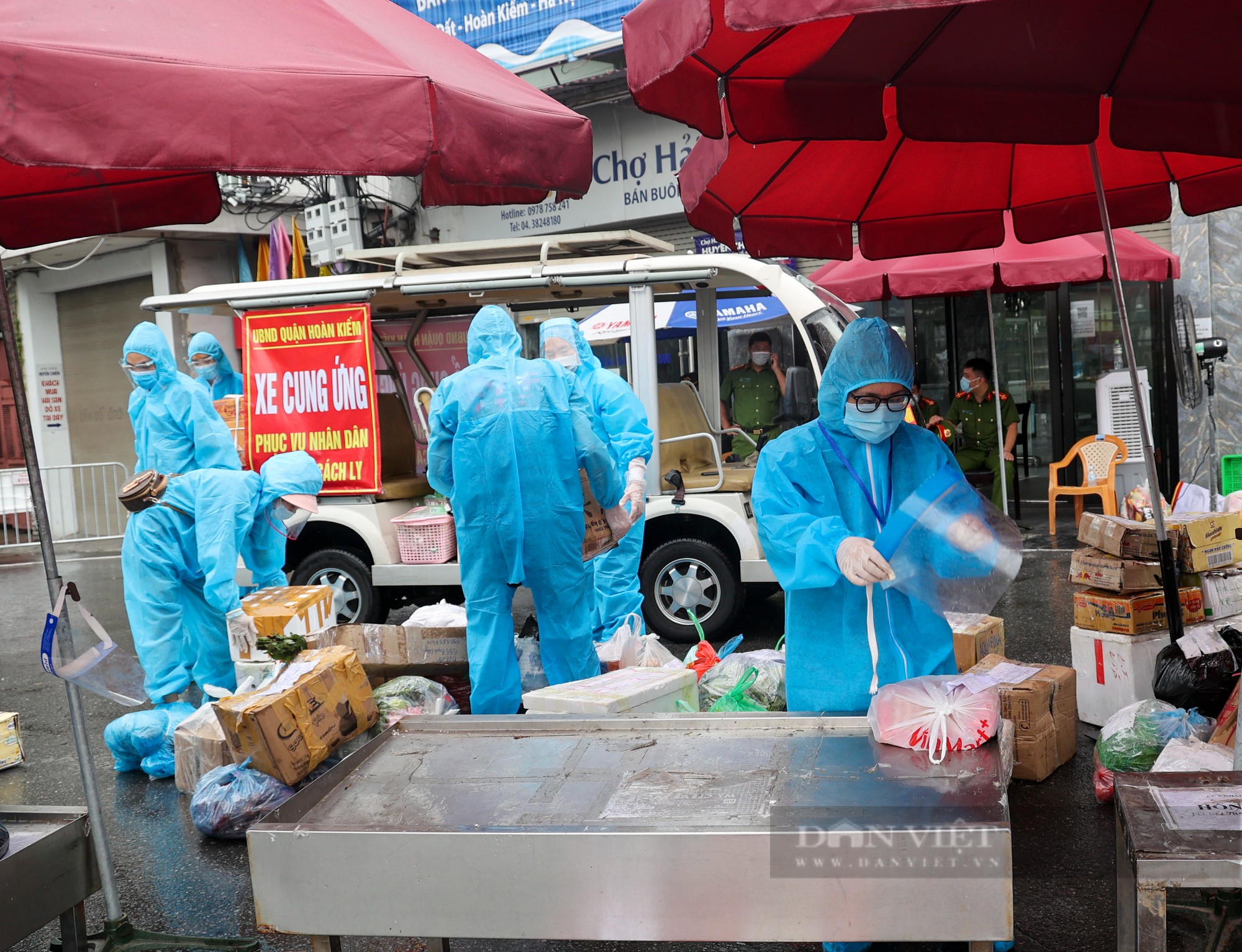 Hà Nội: Hàng dài người dân xếp hàng dưới mưa gửi đồ tiếp tế vào khu vực phong tỏa phường Chương Dương - Ảnh 7.
