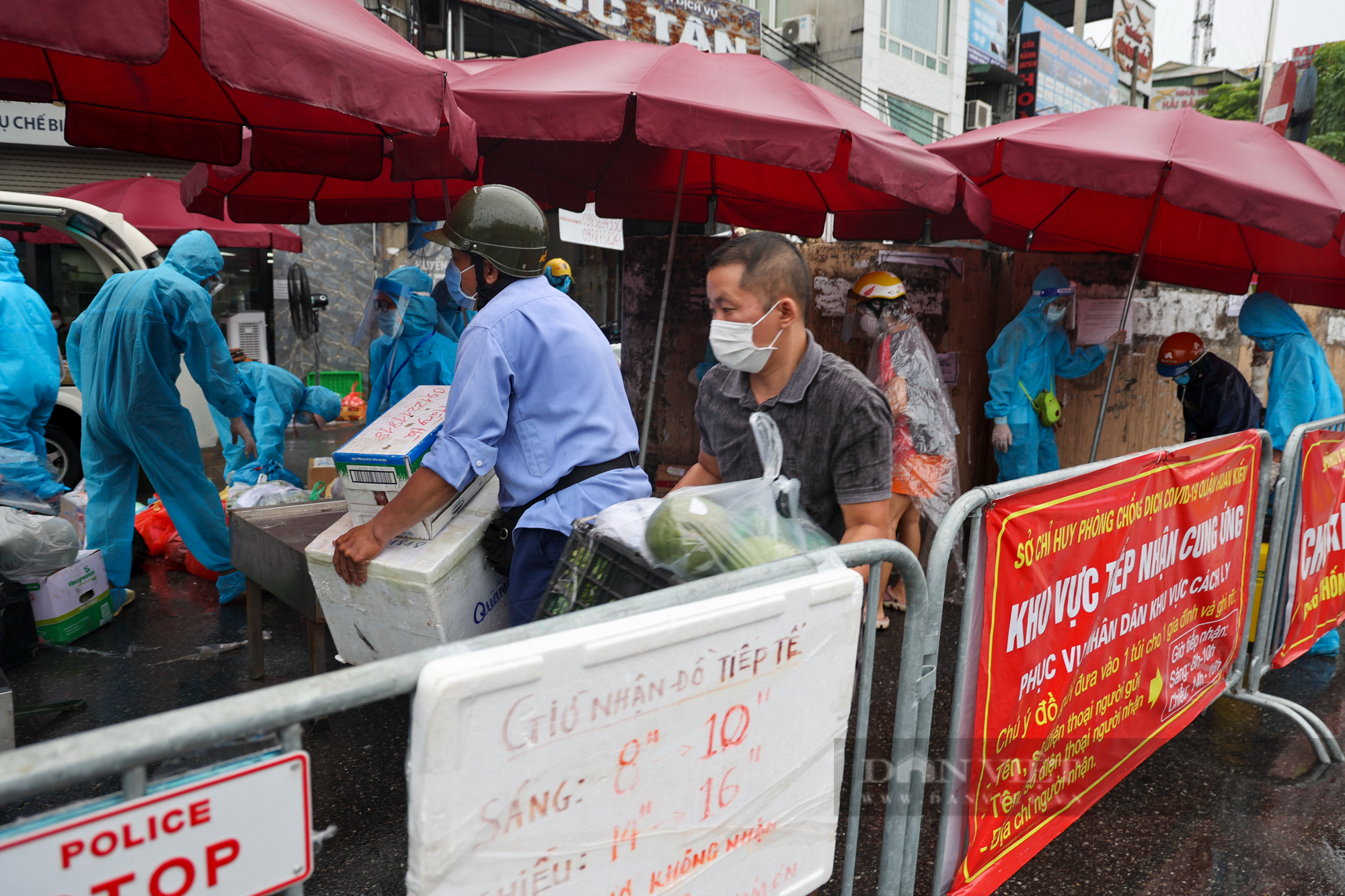 Hà Nội: Hàng dài người dân xếp hàng dưới mưa gửi đồ tiếp tế vào khu vực phong tỏa phường Chương Dương - Ảnh 8.