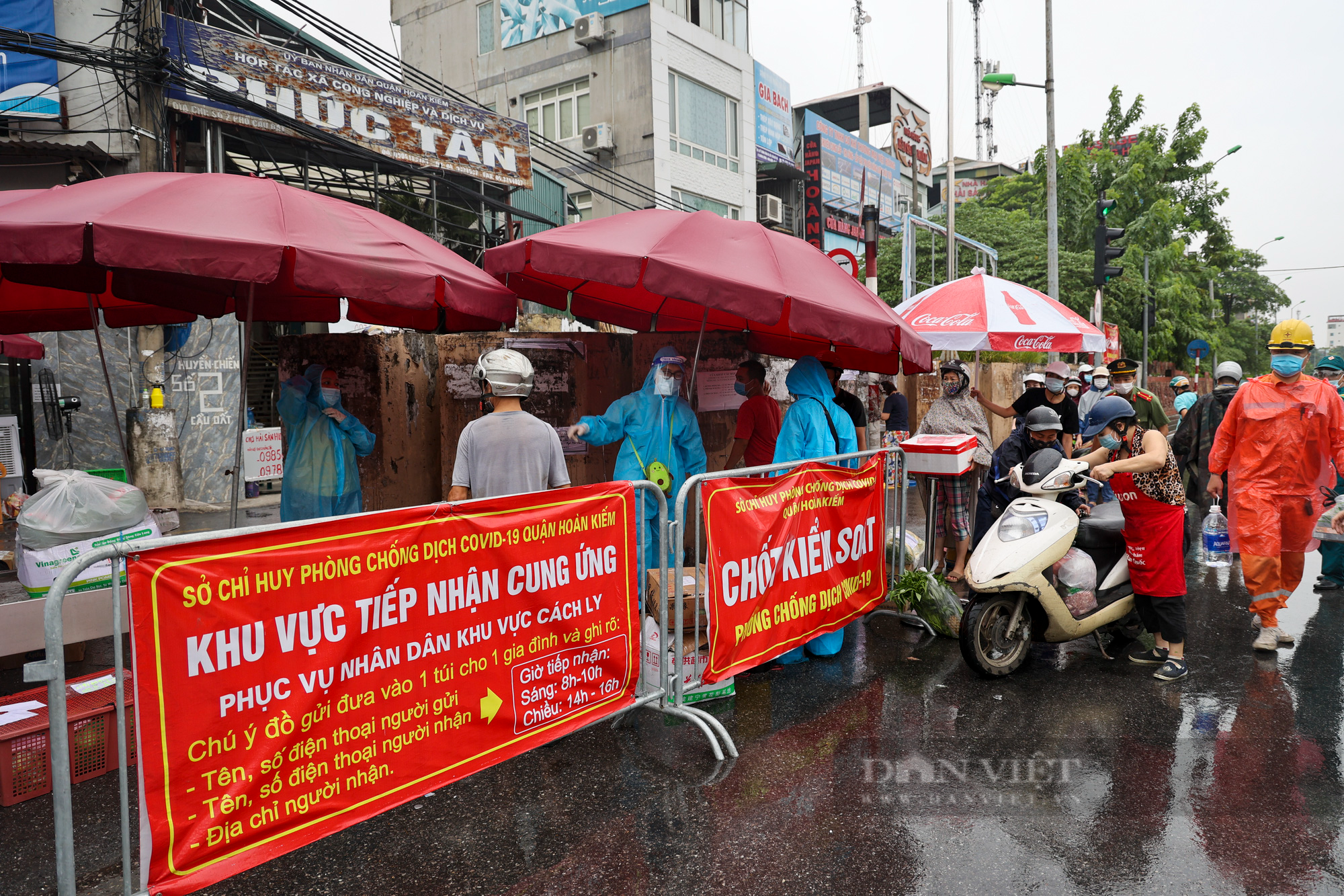 Hà Nội: Hàng dài người dân xếp hàng dưới mưa gửi đồ tiếp tế vào khu vực phong tỏa phường Chương Dương - Ảnh 9.