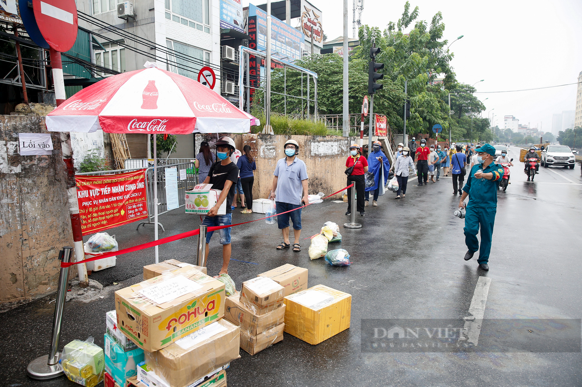 Hàng trăm người xếp hàng tiếp tế thực phẩm cho một phường bị cách ly thêm 14 ngày tại Hà Nội - Ảnh 1.
