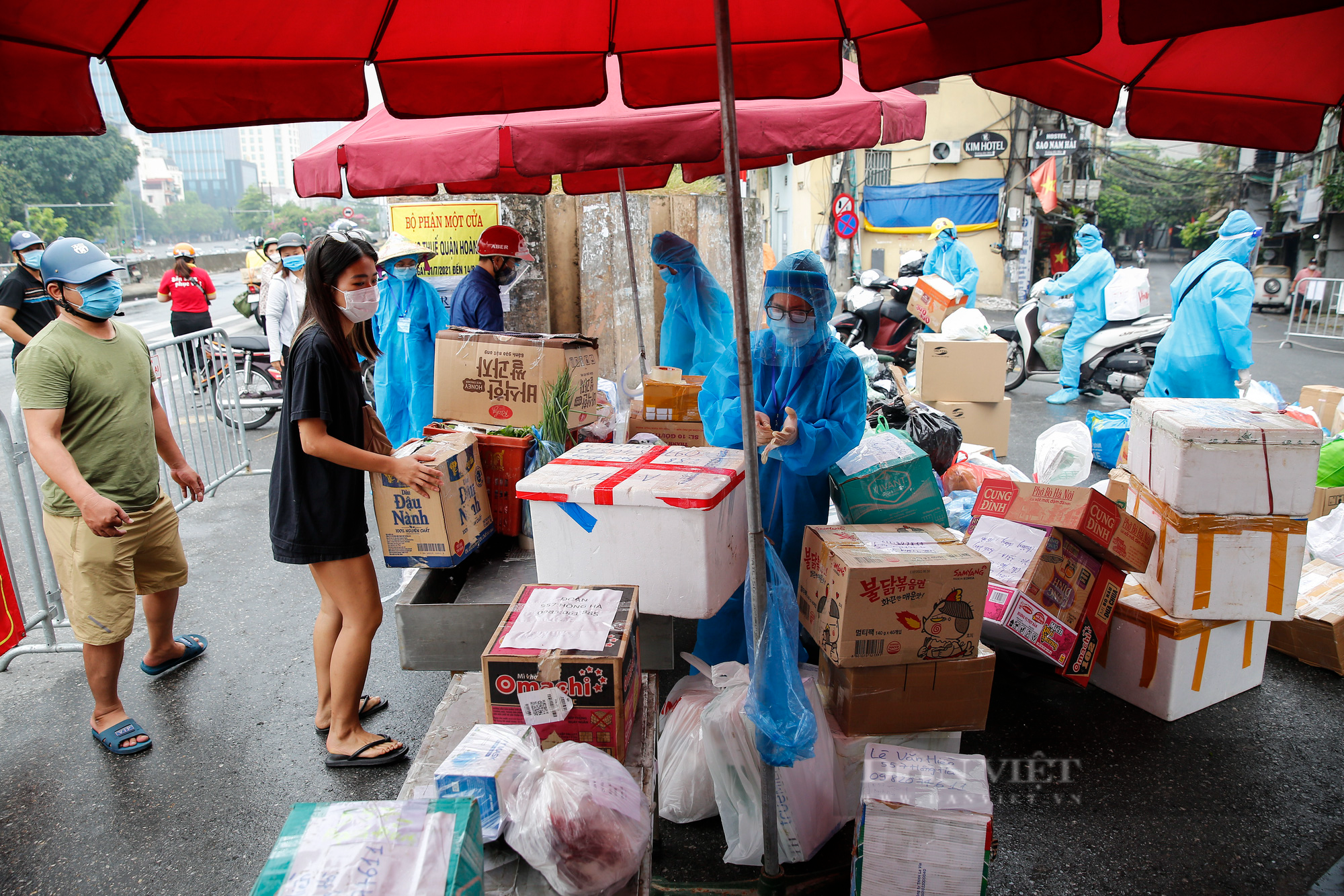 Hàng trăm người xếp hàng tiếp tế thực phẩm cho một phường bị cách ly thêm 14 ngày tại Hà Nội - Ảnh 5.