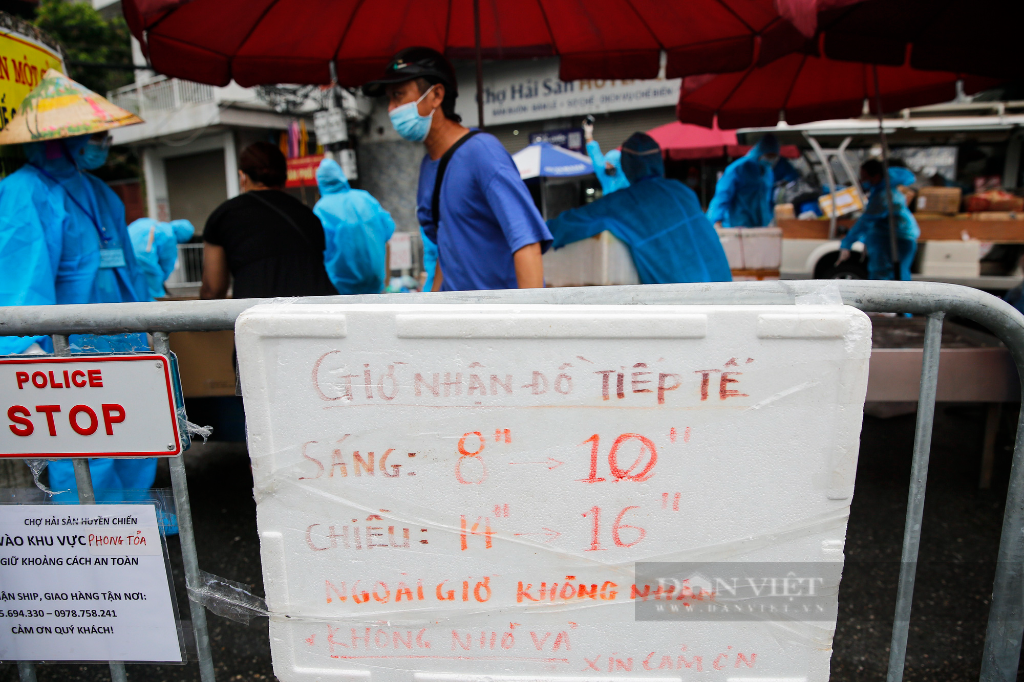 Hàng trăm người xếp hàng tiếp tế thực phẩm cho một phường bị cách ly thêm 14 ngày tại Hà Nội - Ảnh 6.