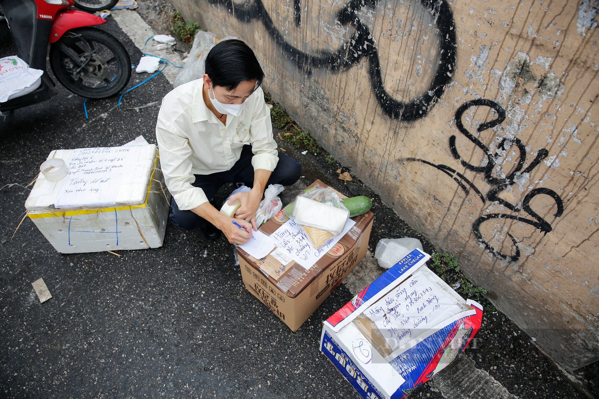 Hàng trăm người xếp hàng tiếp tế thực phẩm cho một phường bị cách ly thêm 14 ngày tại Hà Nội - Ảnh 7.