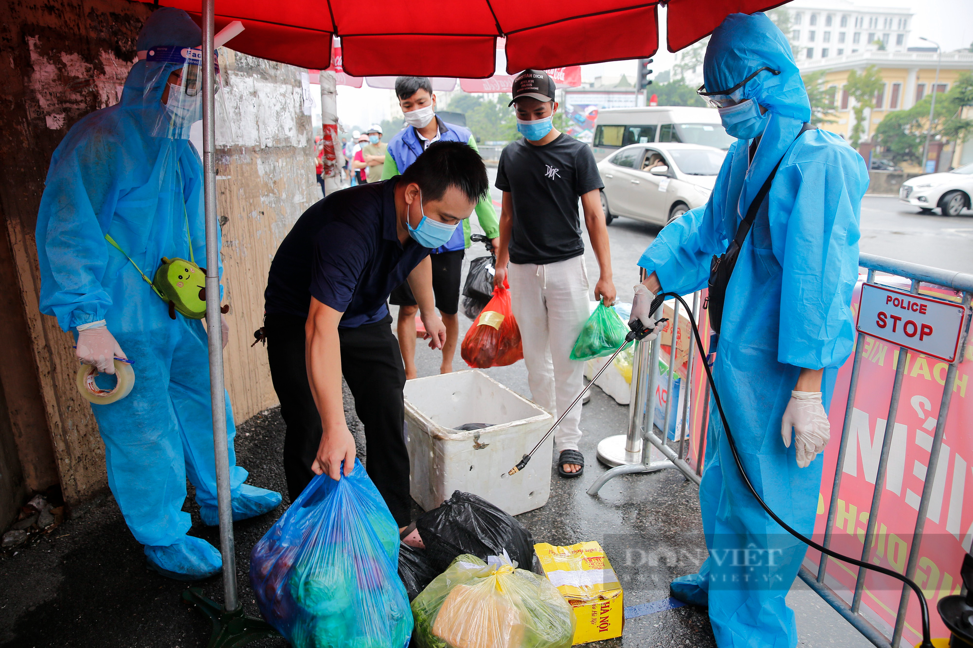 Hàng trăm người xếp hàng tiếp tế thực phẩm cho một phường bị cách ly thêm 14 ngày tại Hà Nội - Ảnh 8.