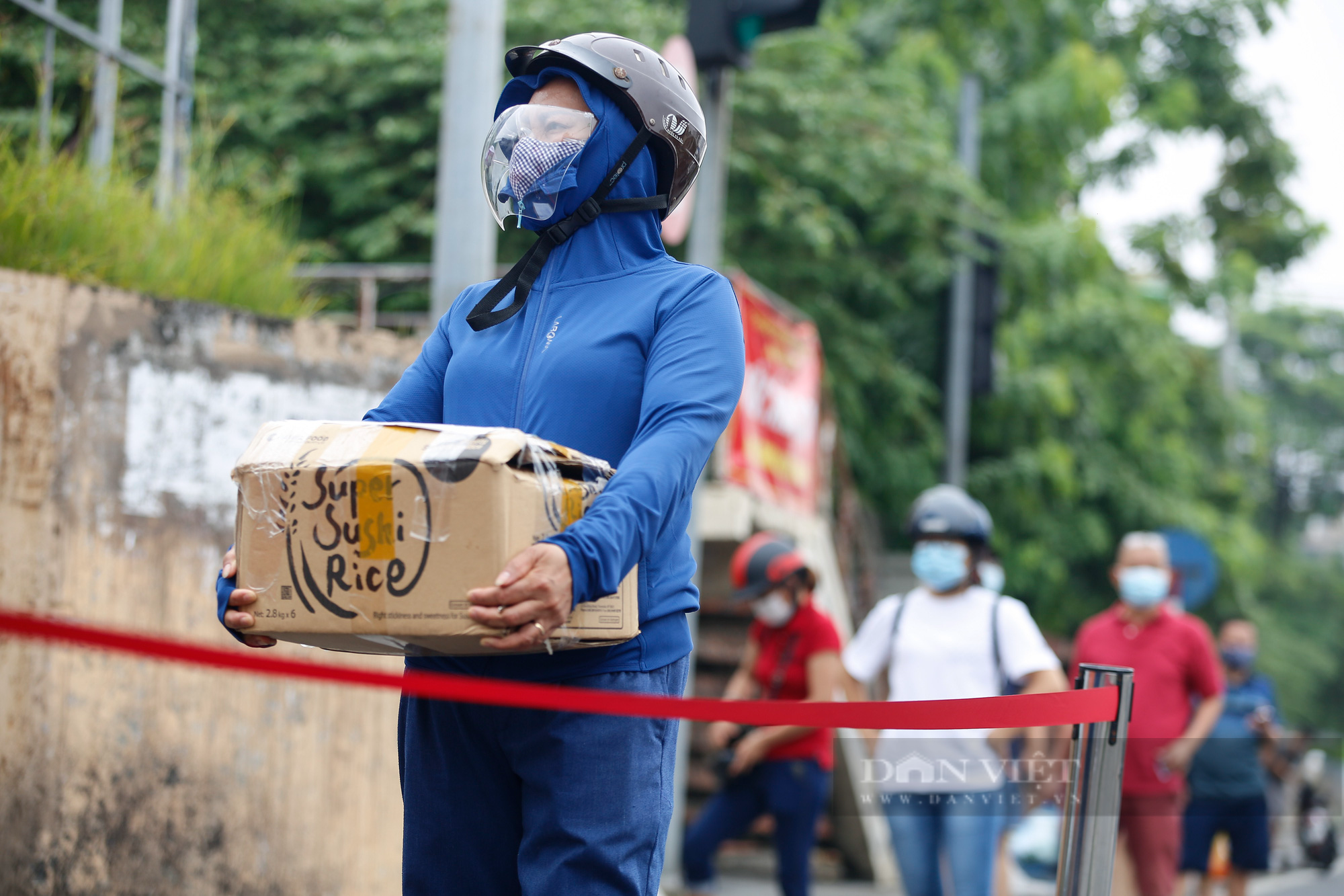 Hàng trăm người xếp hàng tiếp tế thực phẩm cho một phường bị cách ly thêm 14 ngày tại Hà Nội - Ảnh 13.