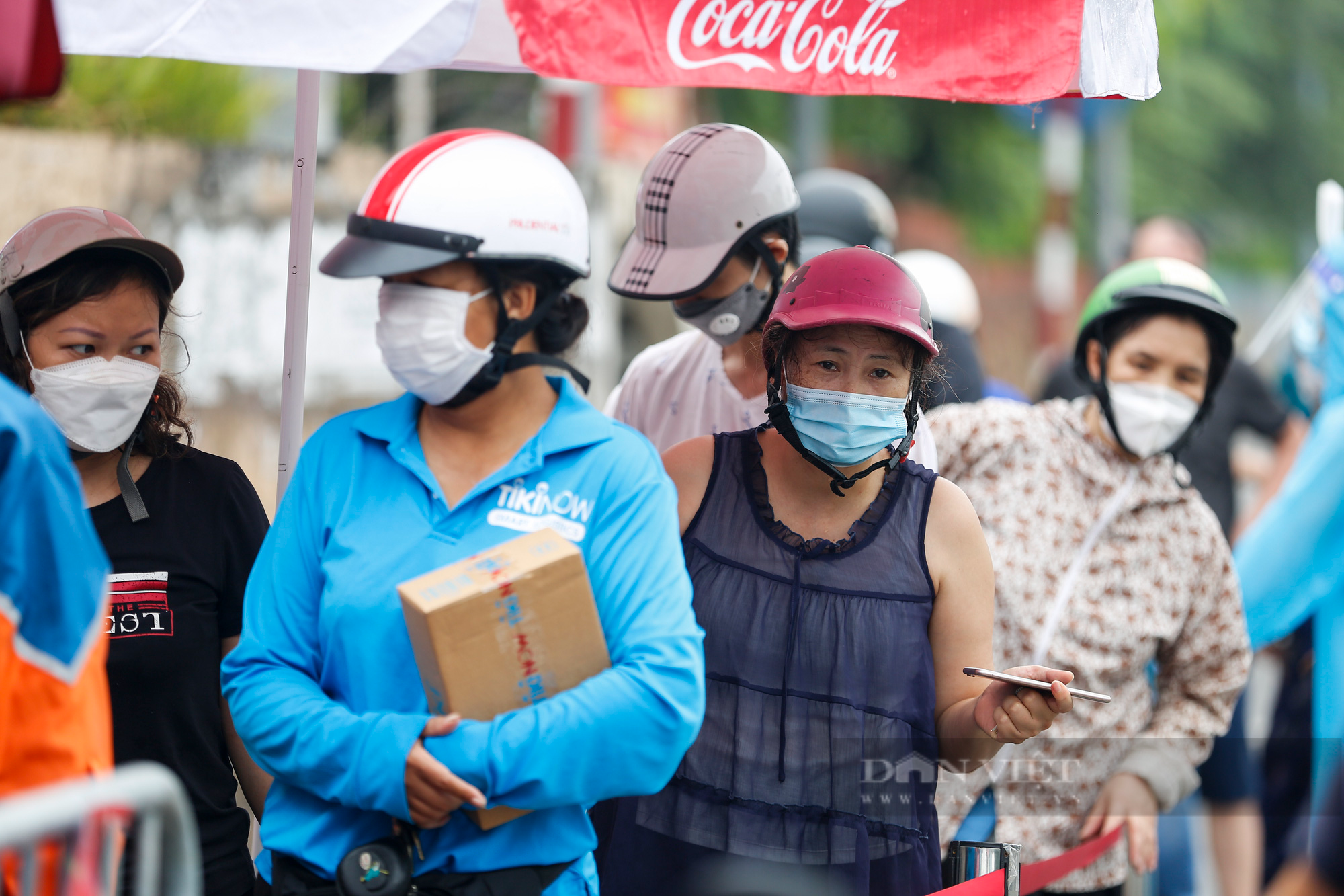 Hàng trăm người xếp hàng tiếp tế thực phẩm cho một phường bị cách ly thêm 14 ngày tại Hà Nội - Ảnh 14.