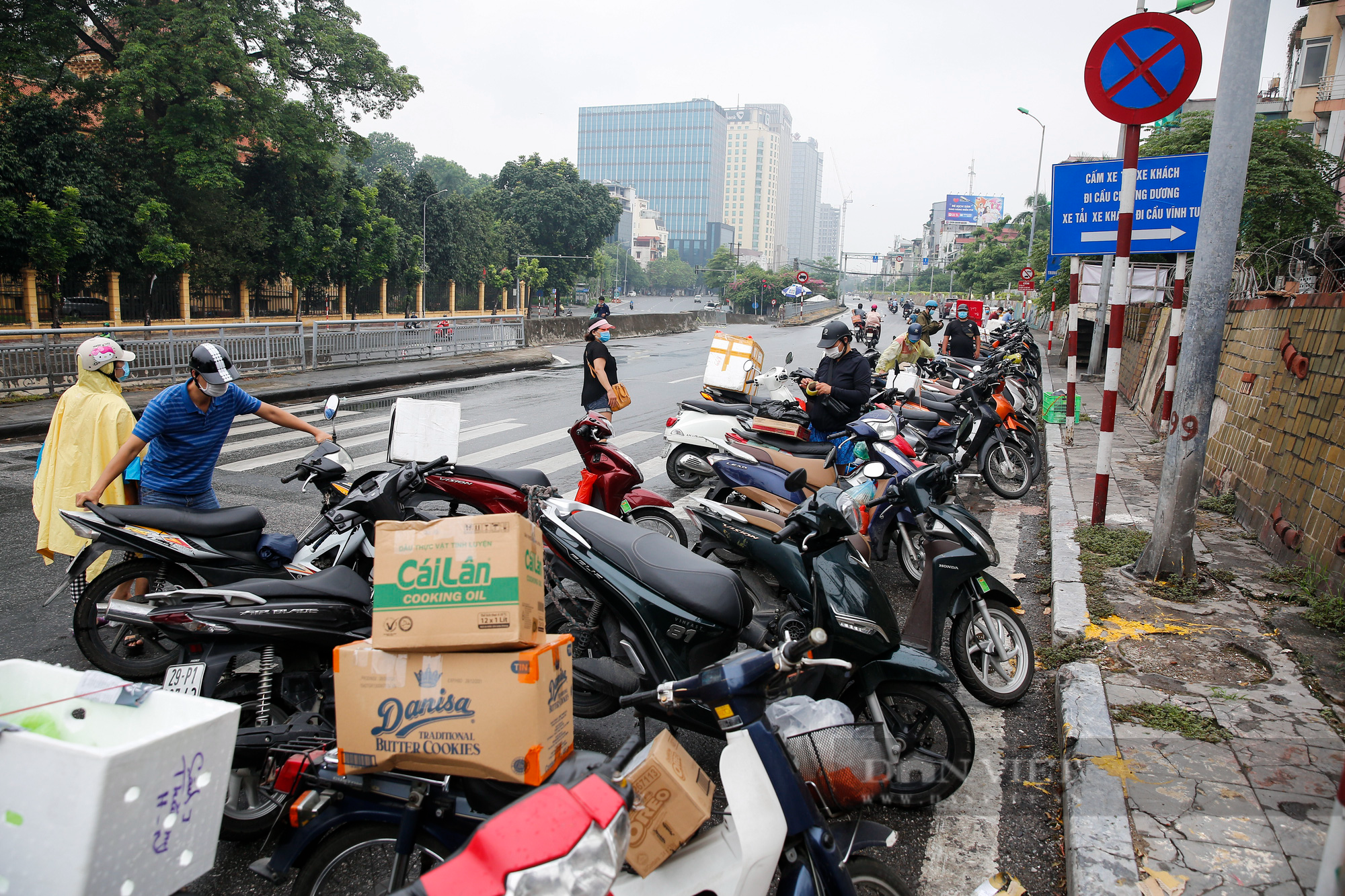 Hàng trăm người xếp hàng tiếp tế thực phẩm cho một phường bị cách ly thêm 14 ngày tại Hà Nội - Ảnh 16.