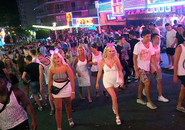 Tây Ban Nha: “Điểm nóng tiệc tùng điên cuồng” Magaluf “hạ nhiệt” khiến khách du lịch bất ngờ - Ảnh 5.