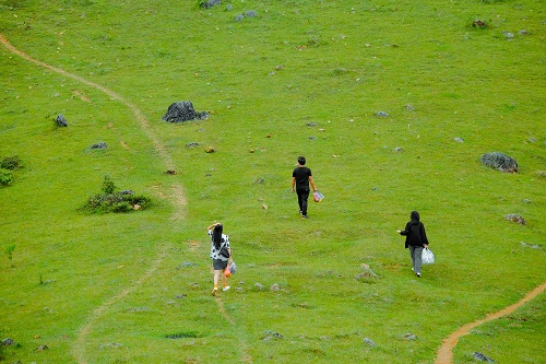 Hà Giang: Vùng đất có đồi cỏ xanh mướt đẹp như phim mang tên Rủ Rả - Ảnh 1.