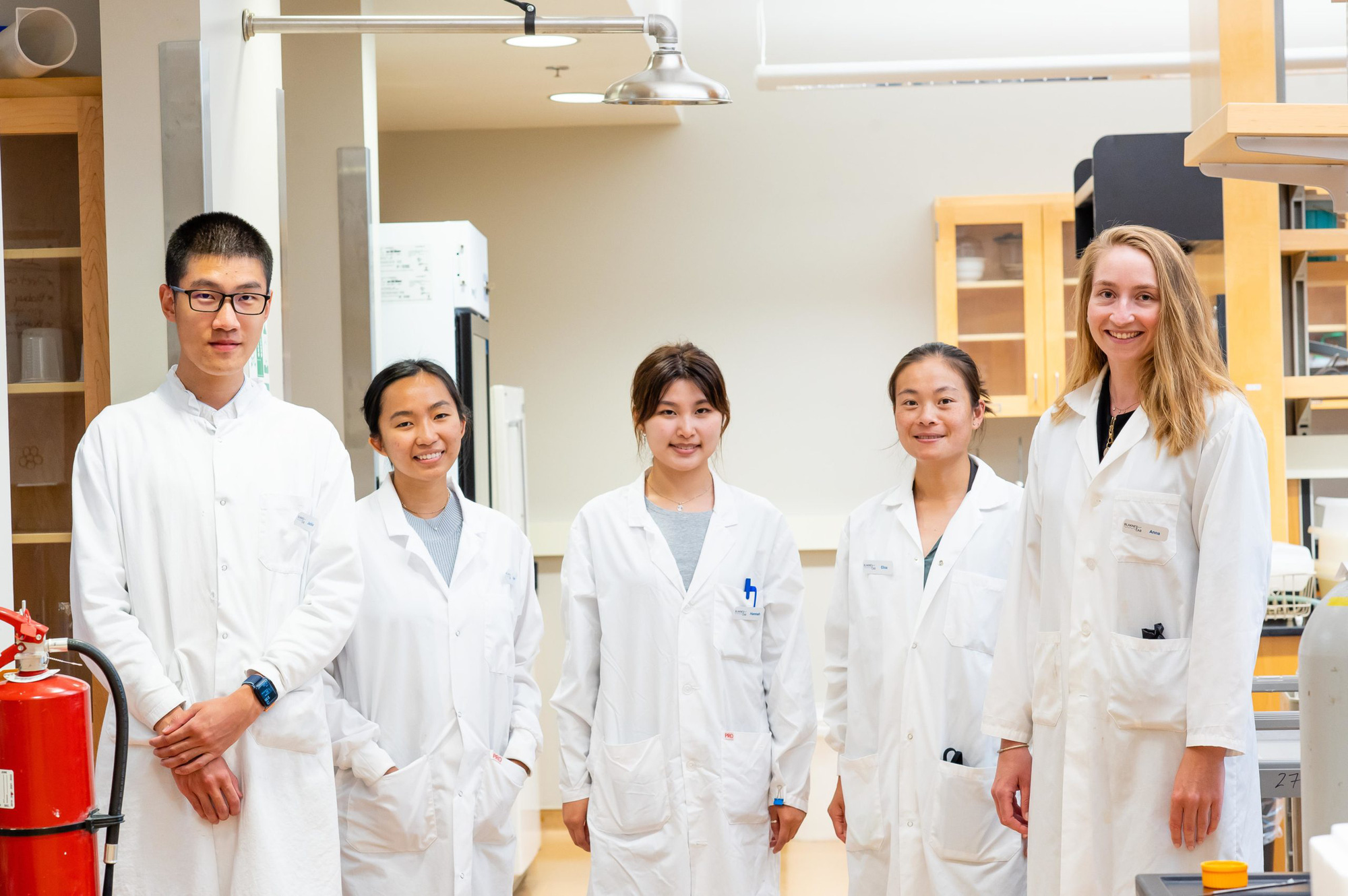 Tiến sĩ Anna Blakney (ngoài cùng bên phải) với nhóm nghiên cứu của cô tại UBC. Ảnh: @Paul Joseph / UBC.