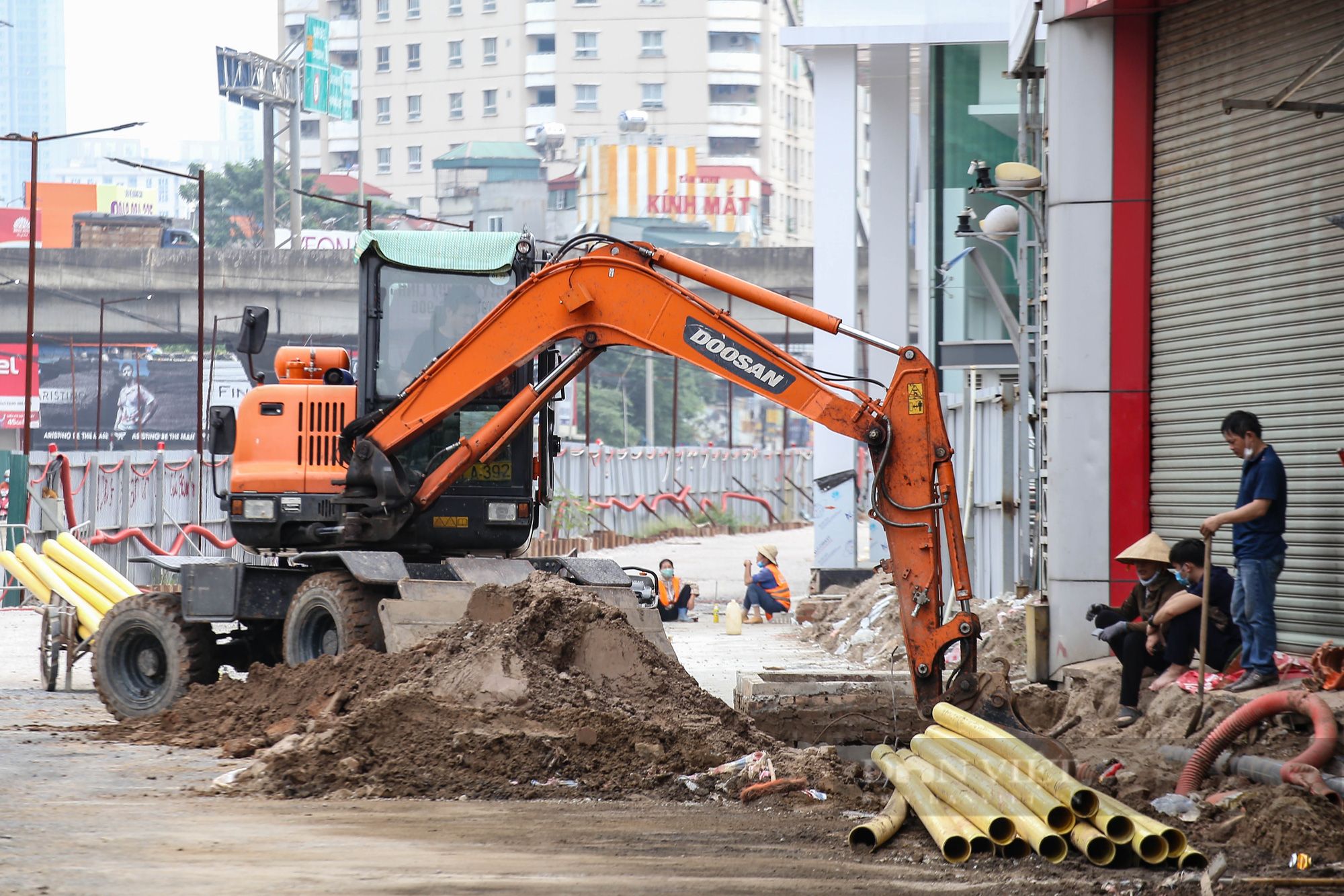 Hối hả làm đường, xây cầu giữa những ngày Hà Nội giãn cách - Ảnh 5.