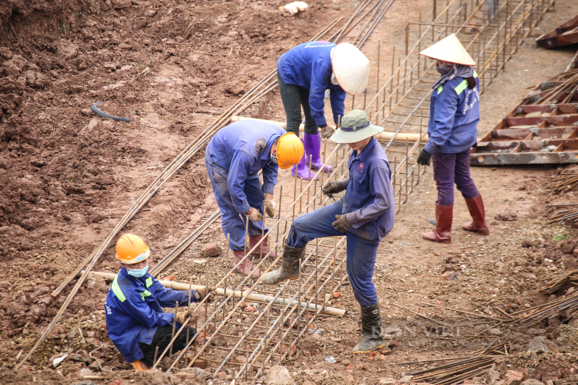 Hối hả làm đường, xây cầu giữa những ngày Hà Nội giãn cách - Ảnh 11.