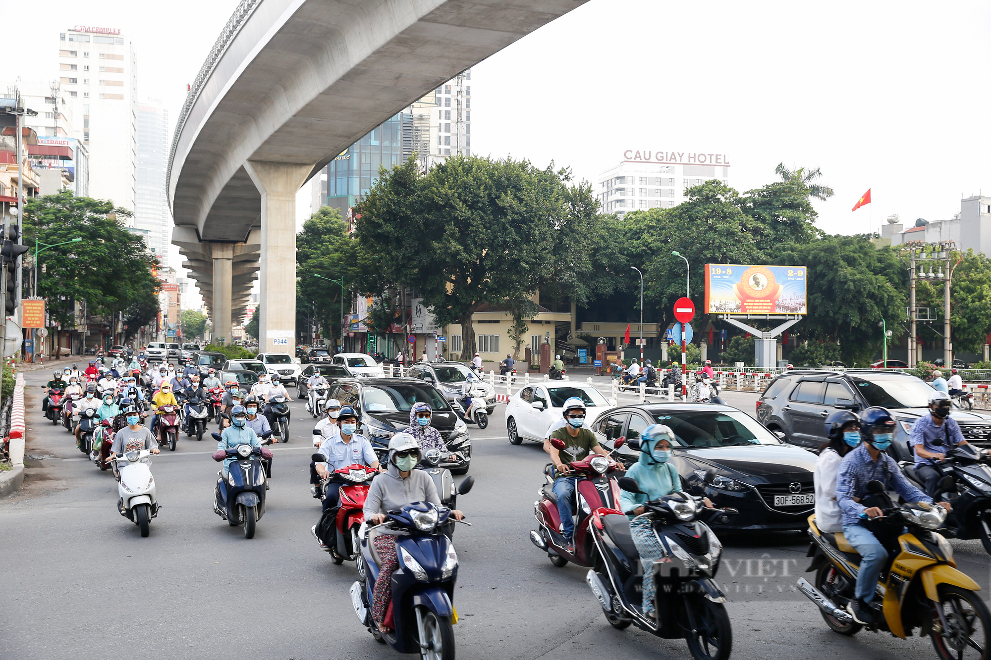 Đường phố Hà Nội đông đúc, xuất hiện ngã 4 phải chờ nhiều nhịp đèn tín hiệu mới có thể đi qua - Ảnh 1.