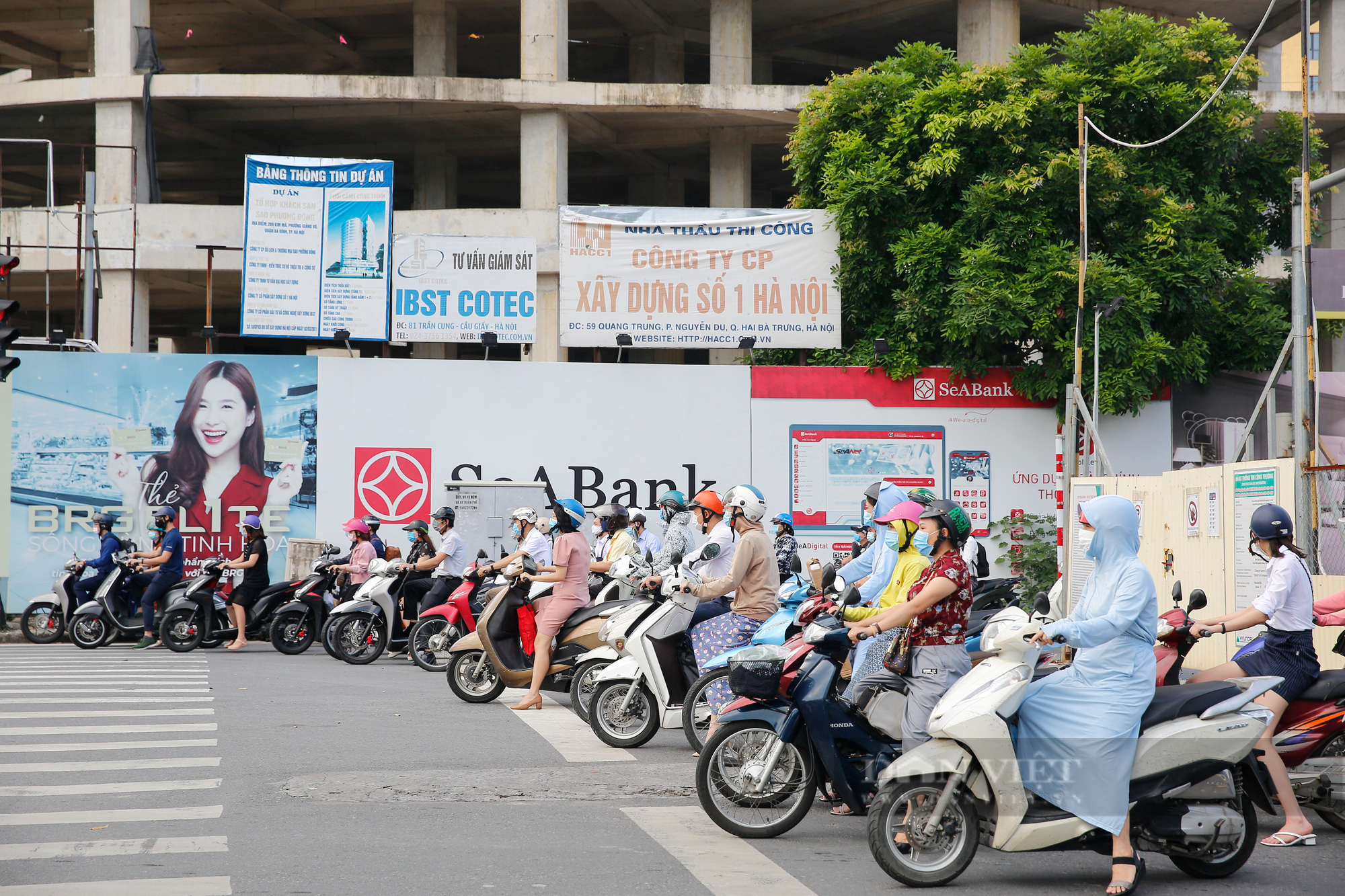 Đường phố Hà Nội đông đúc, xuất hiện ngã 4 phải chờ nhiều nhịp đèn tín hiệu mới có thể đi qua - Ảnh 2.