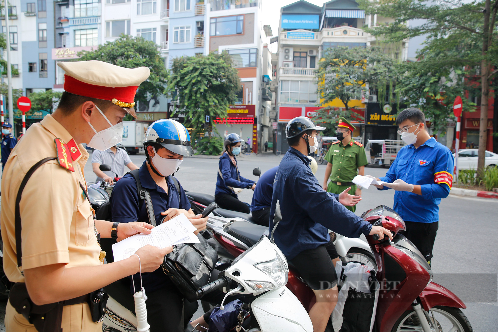 Đường phố Hà Nội đông đúc, xuất hiện ngã 4 phải chờ nhiều nhịp đèn tín hiệu mới có thể đi qua - Ảnh 3.