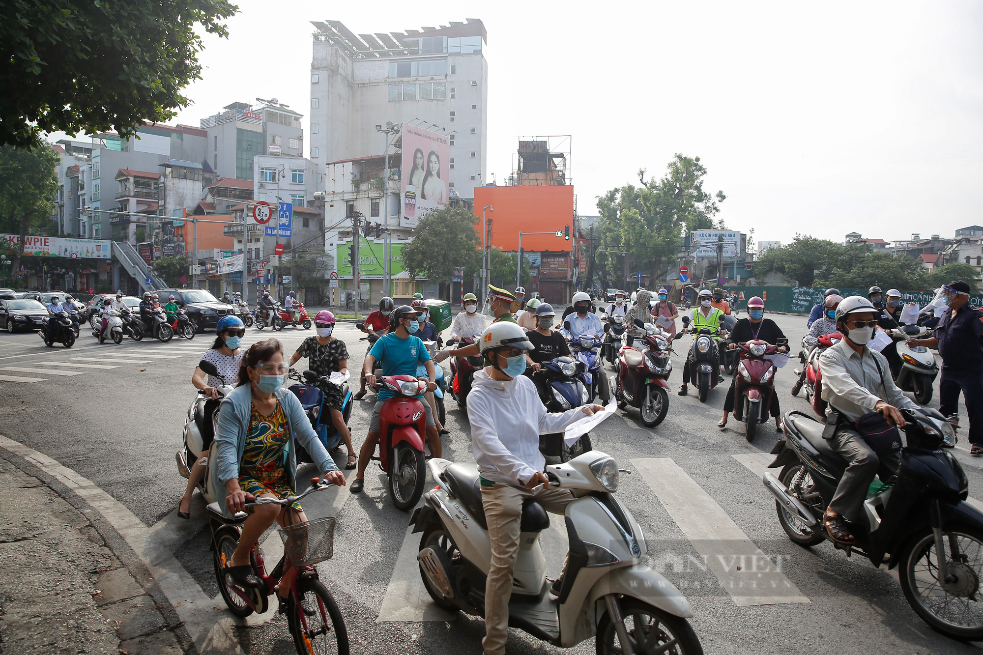 Đường phố Hà Nội đông đúc, xuất hiện ngã 4 phải chờ nhiều nhịp đèn tín hiệu mới có thể đi qua - Ảnh 4.