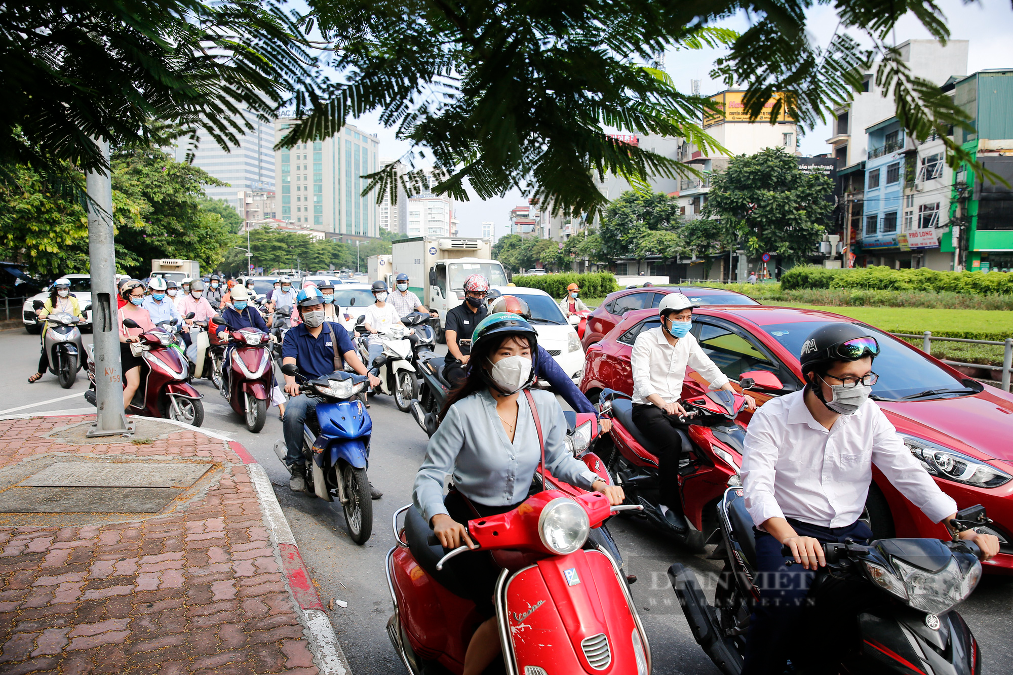 Đường phố Hà Nội đông đúc, xuất hiện ngã 4 phải chờ nhiều nhịp đèn tín hiệu mới có thể đi qua - Ảnh 7.