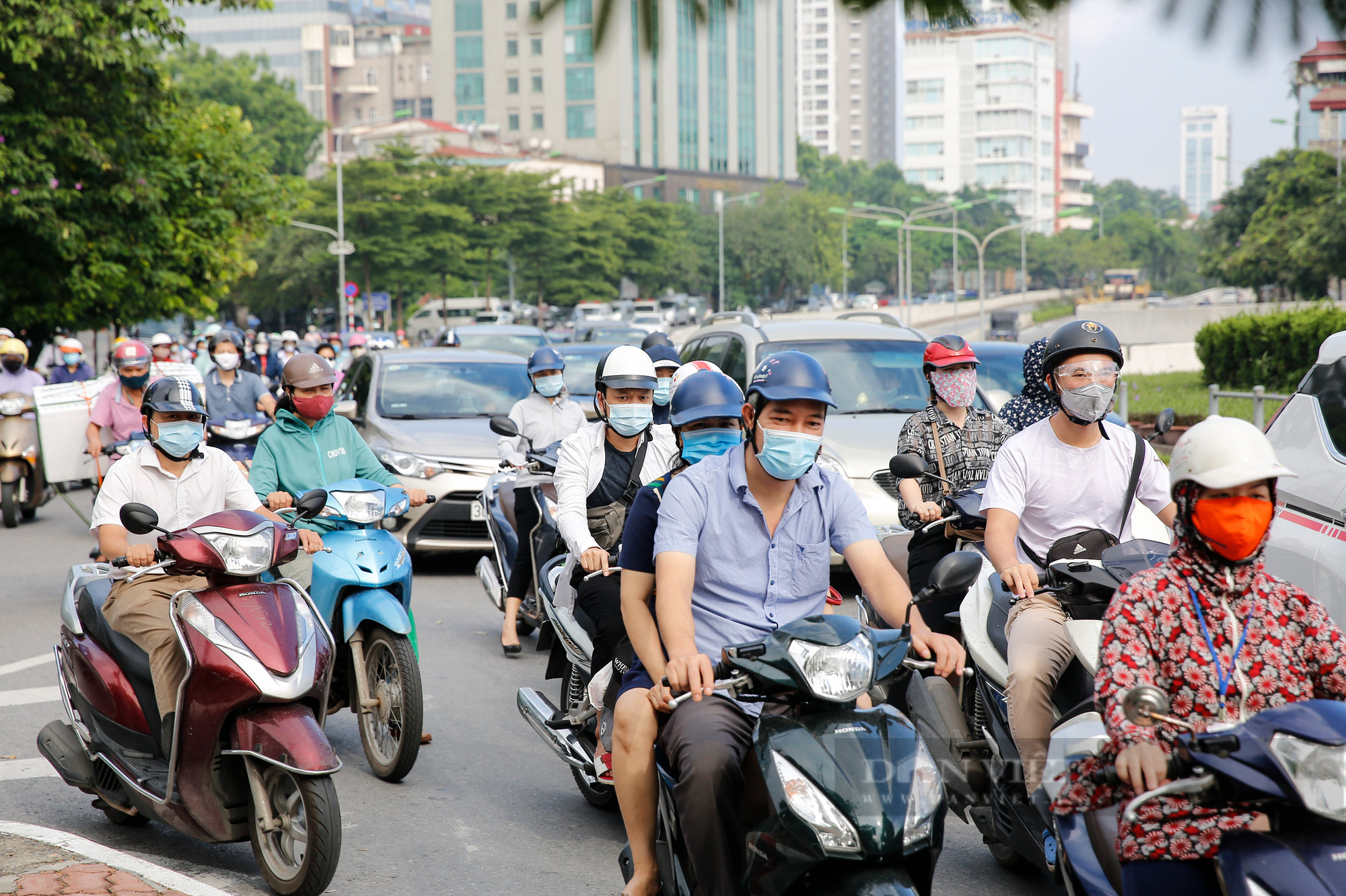 Đường phố Hà Nội đông đúc, xuất hiện ngã 4 phải chờ nhiều nhịp đèn tín hiệu mới có thể đi qua - Ảnh 9.