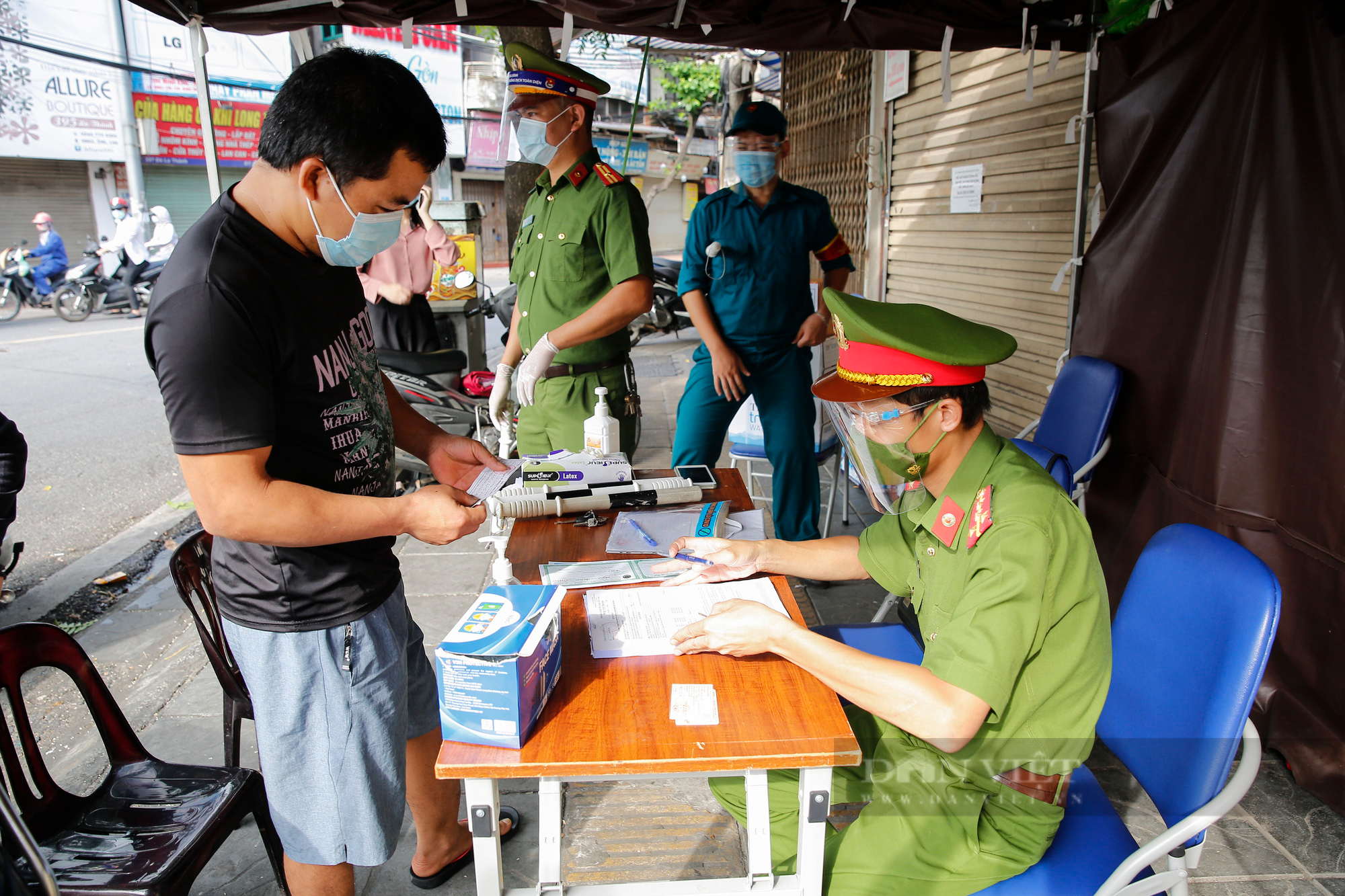 Đường phố Hà Nội đông đúc, xuất hiện ngã 4 phải chờ nhiều nhịp đèn tín hiệu mới có thể đi qua - Ảnh 10.